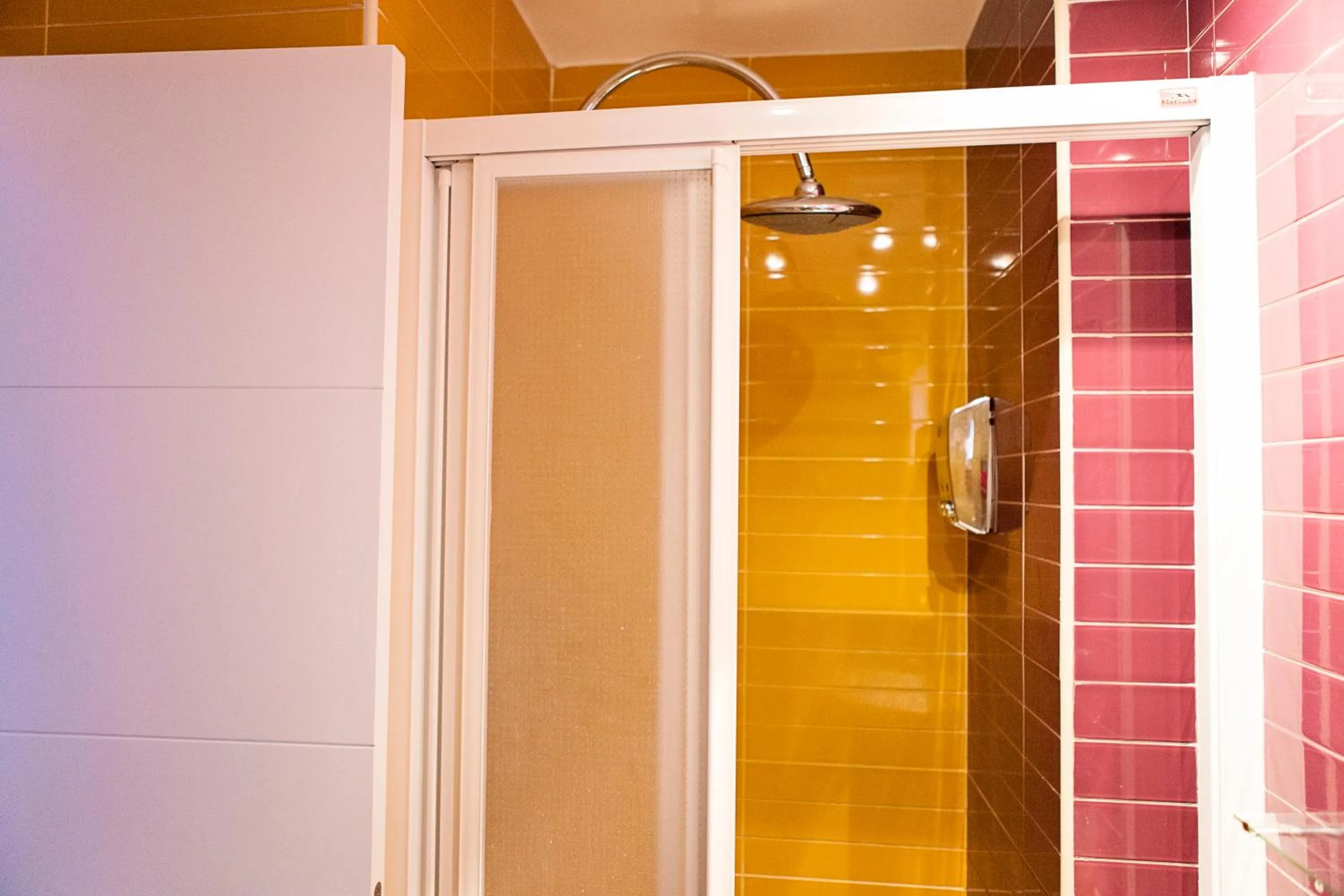 Shower in Letmalaga Economy Bishop Orchard