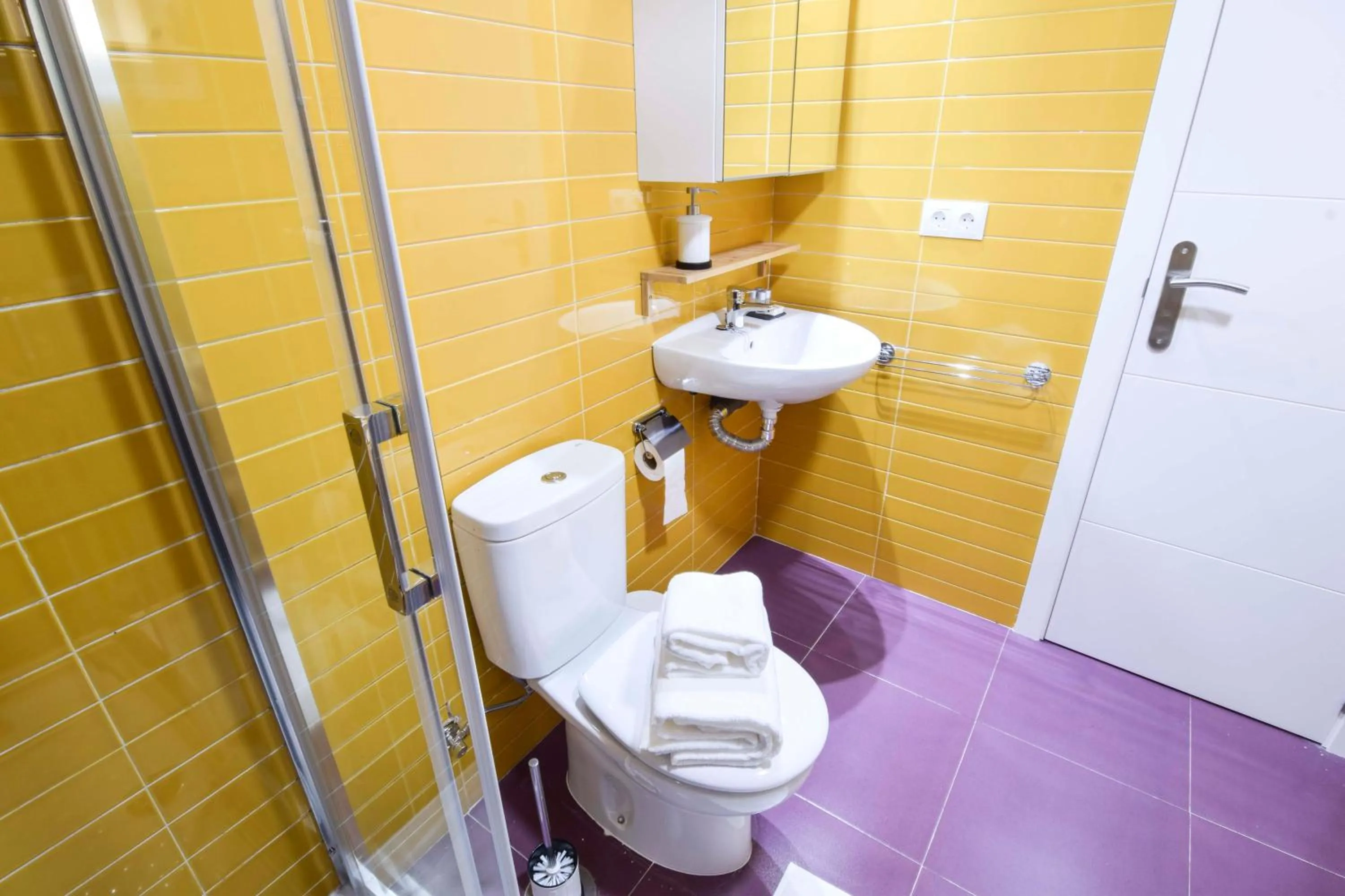 Bathroom in Letmalaga Economy Bishop Orchard