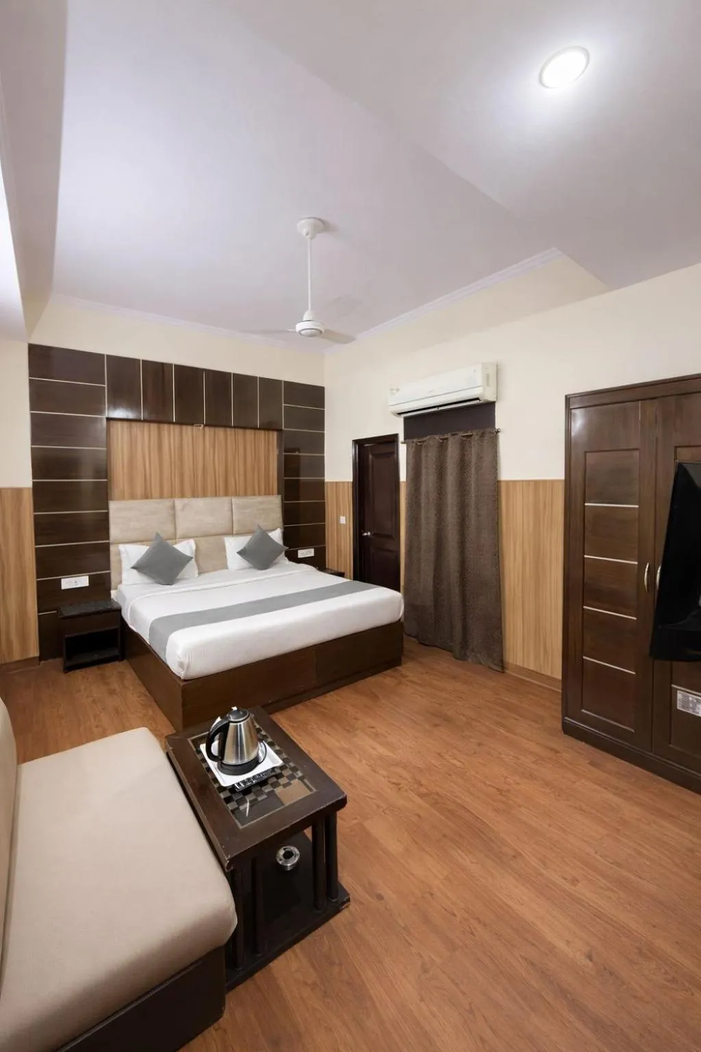 Bedroom, Bed in Hotel Radiance, Karol Bagh, New Delhi