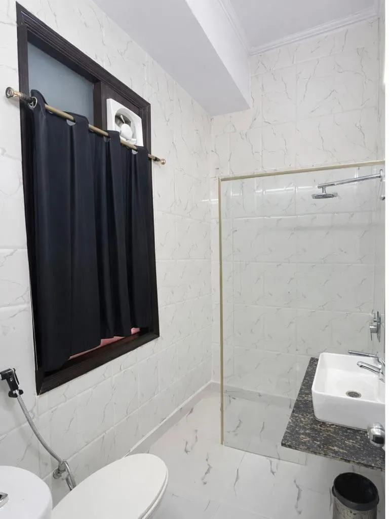 Shower in Hotel Radiance, Karol Bagh, New Delhi