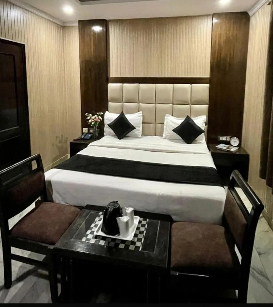 Bedroom, Bed in Hotel Radiance, Karol Bagh, New Delhi