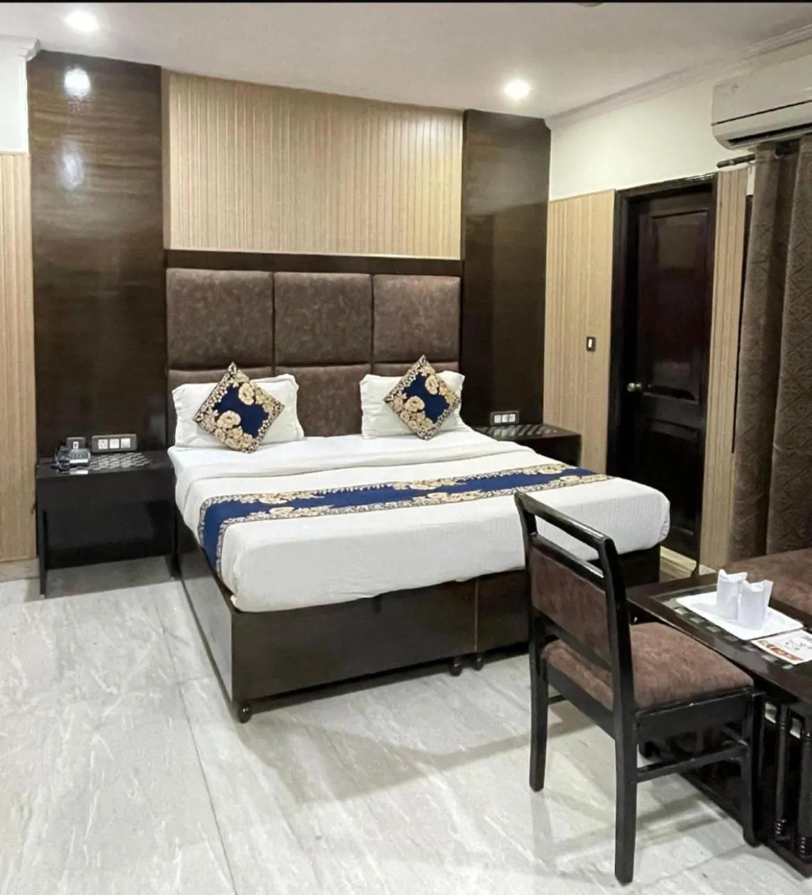 Bedroom, Bed in Hotel Radiance, Karol Bagh, New Delhi