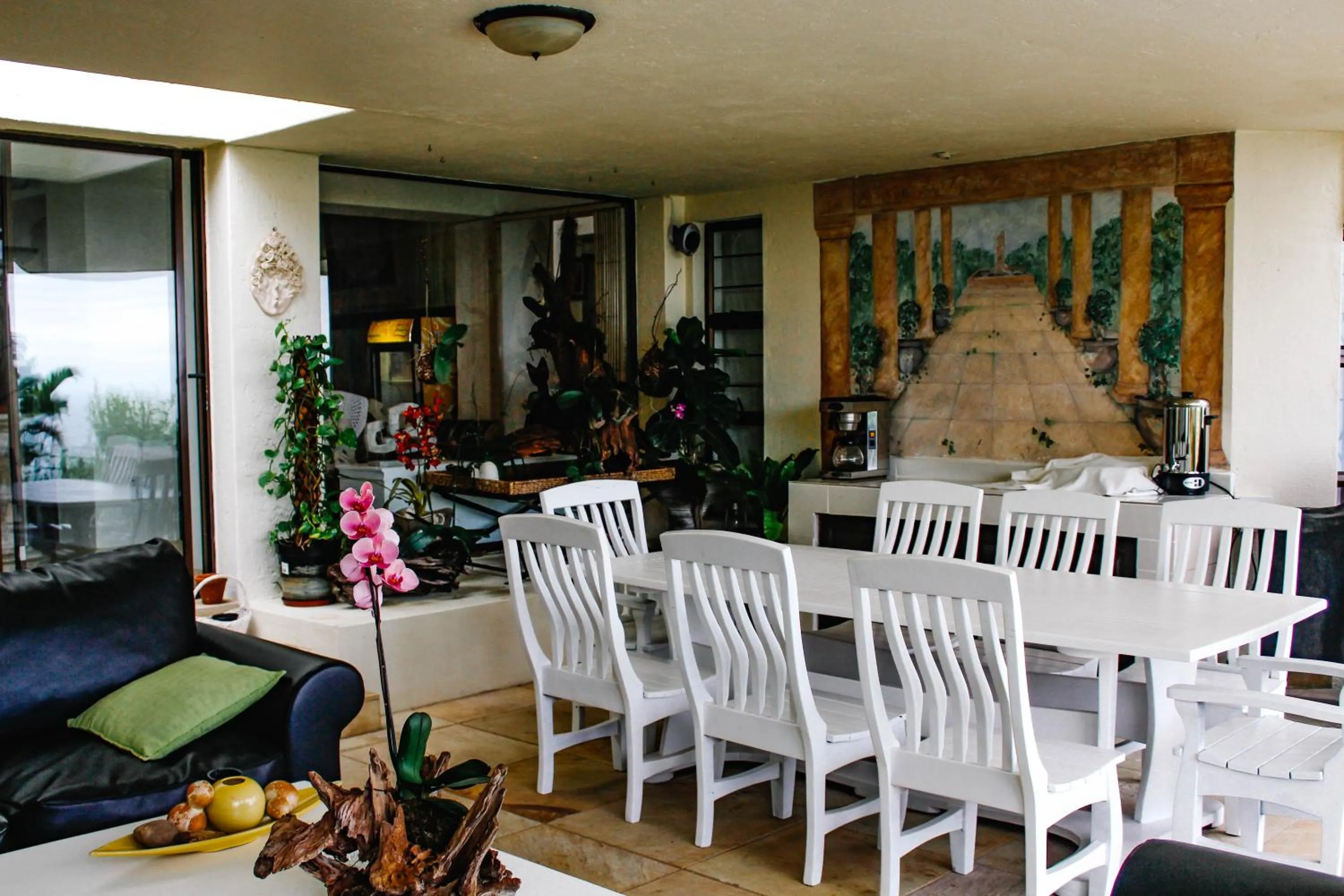 Dining area in La Dolce Vita Umhlanga Guesthouse