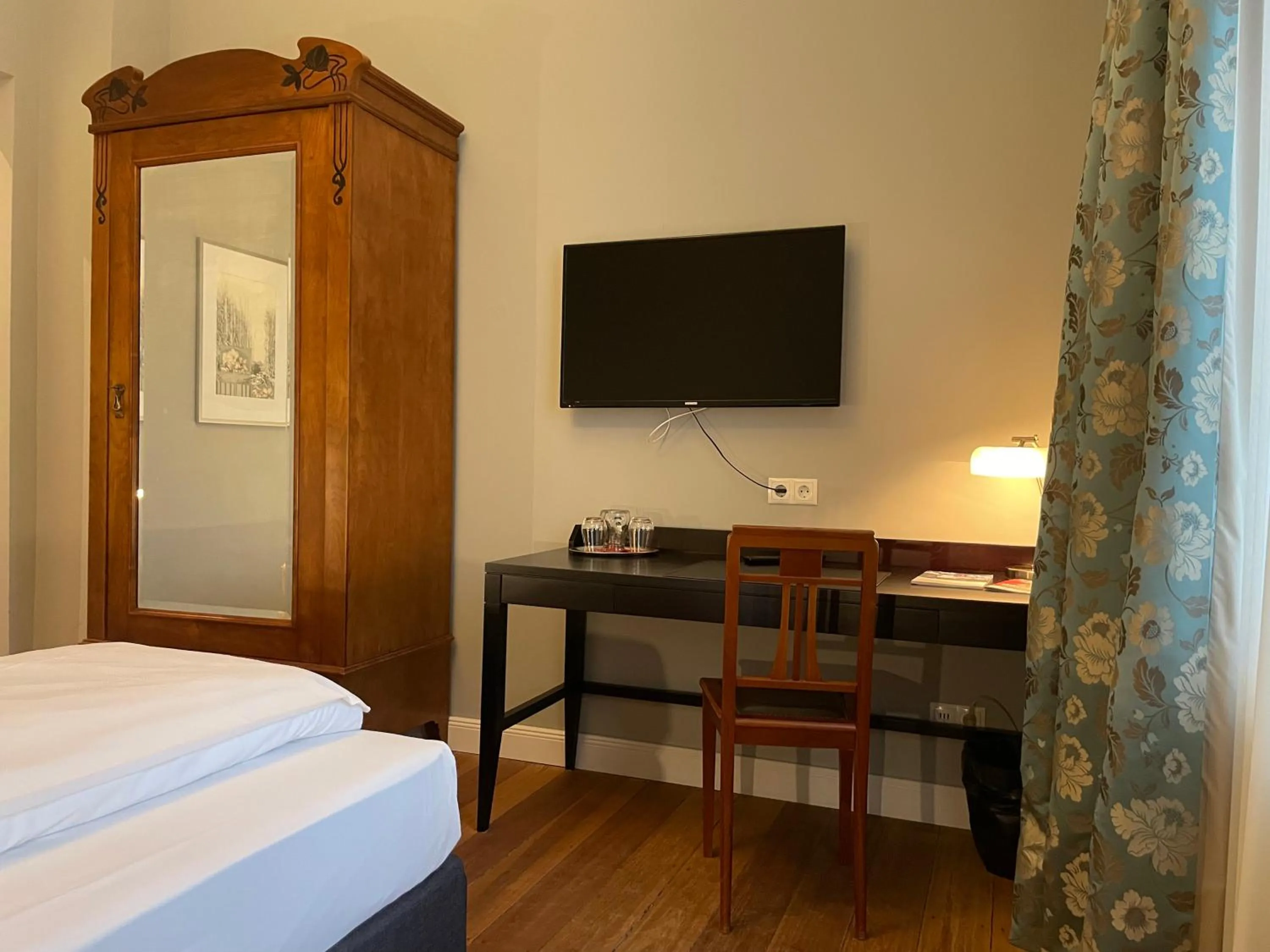 Photo of the whole room, Bed in Villa Waldfrieden - Design trifft Budget