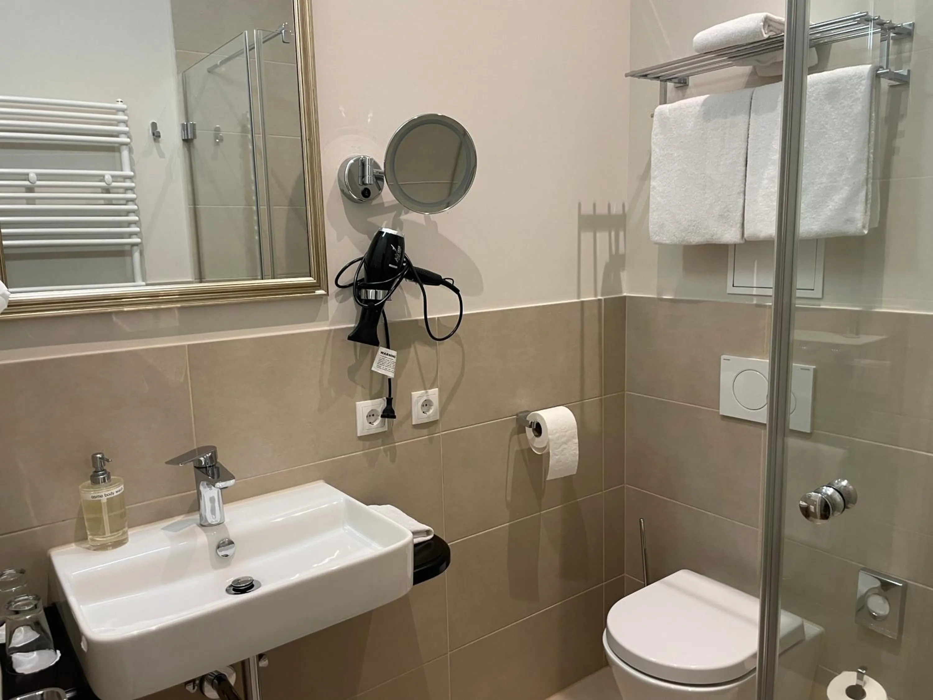 Shower in Villa Waldfrieden - Design trifft Budget