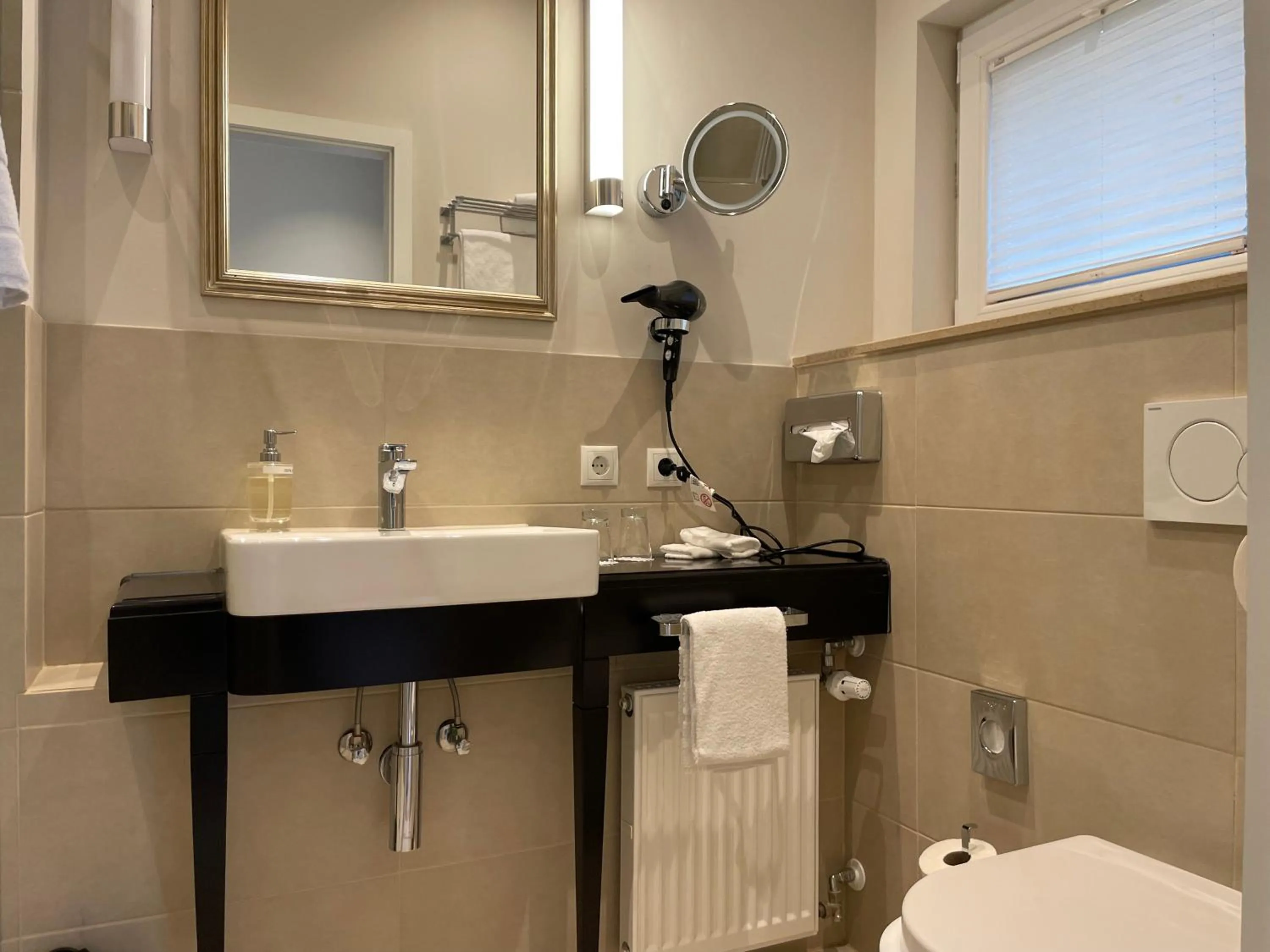 Bathroom in Villa Waldfrieden - Design trifft Budget