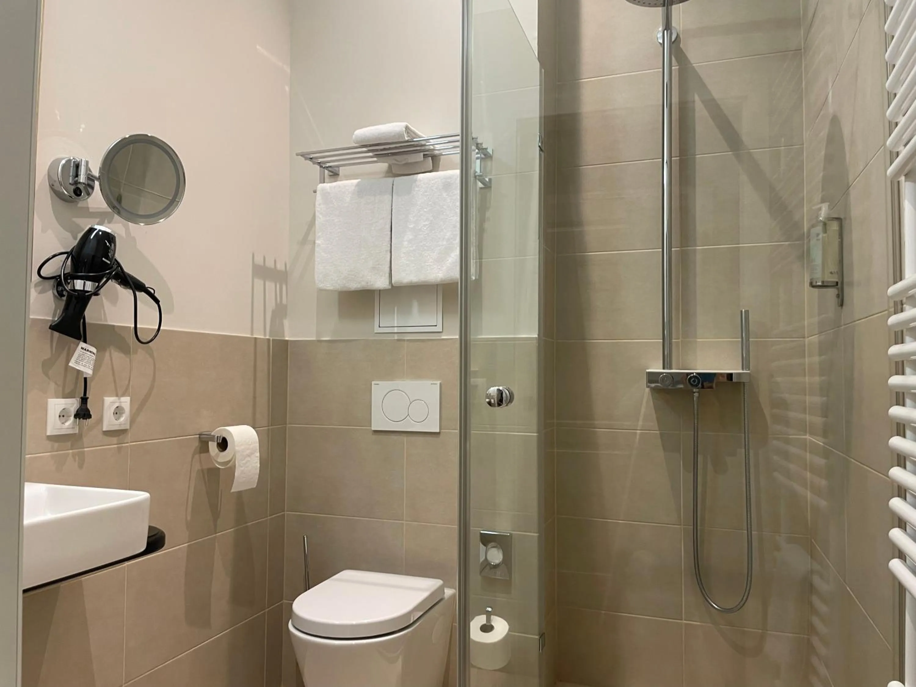 Shower in Villa Waldfrieden - Design trifft Budget