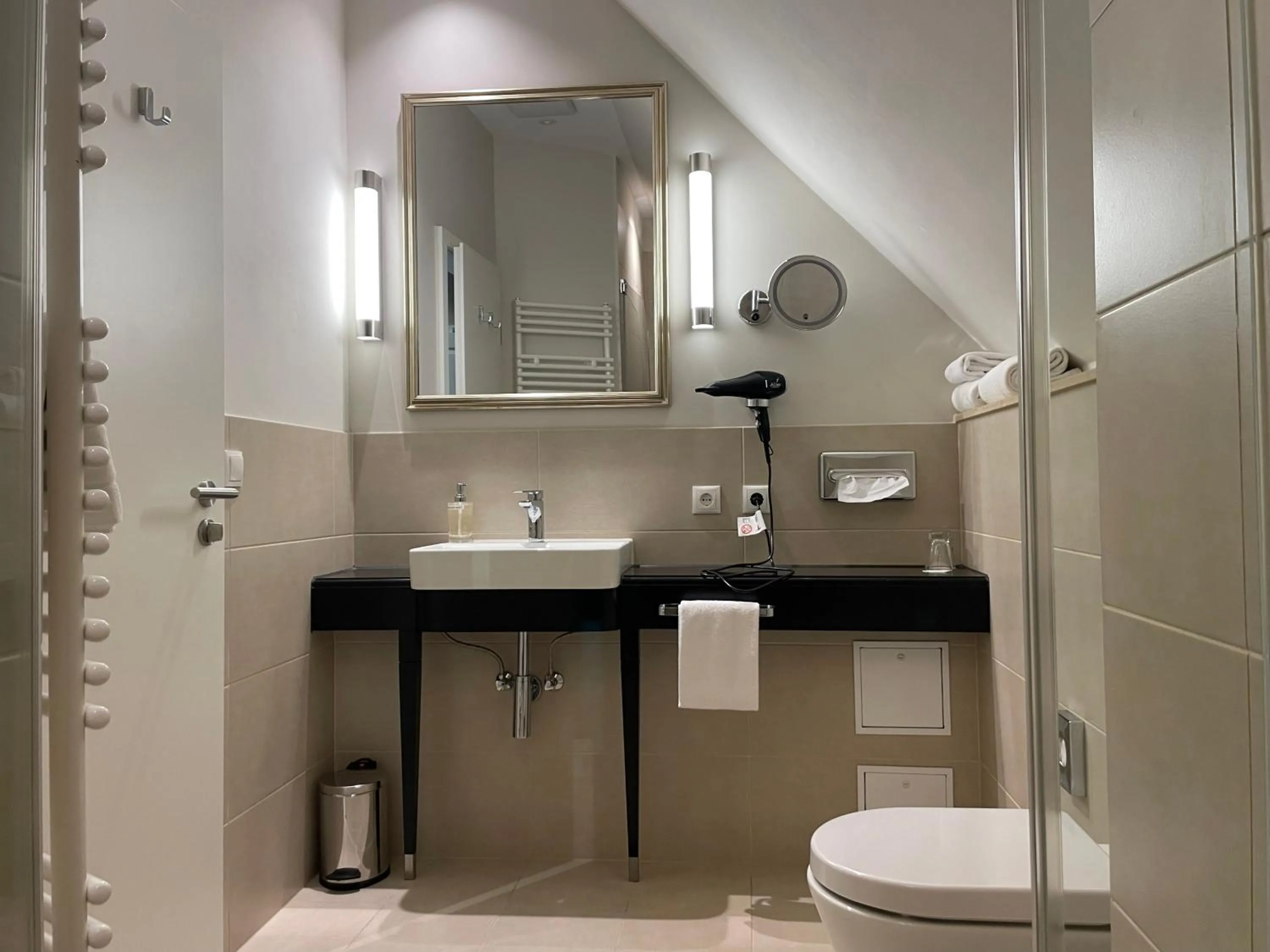 Bathroom in Villa Waldfrieden - Design trifft Budget