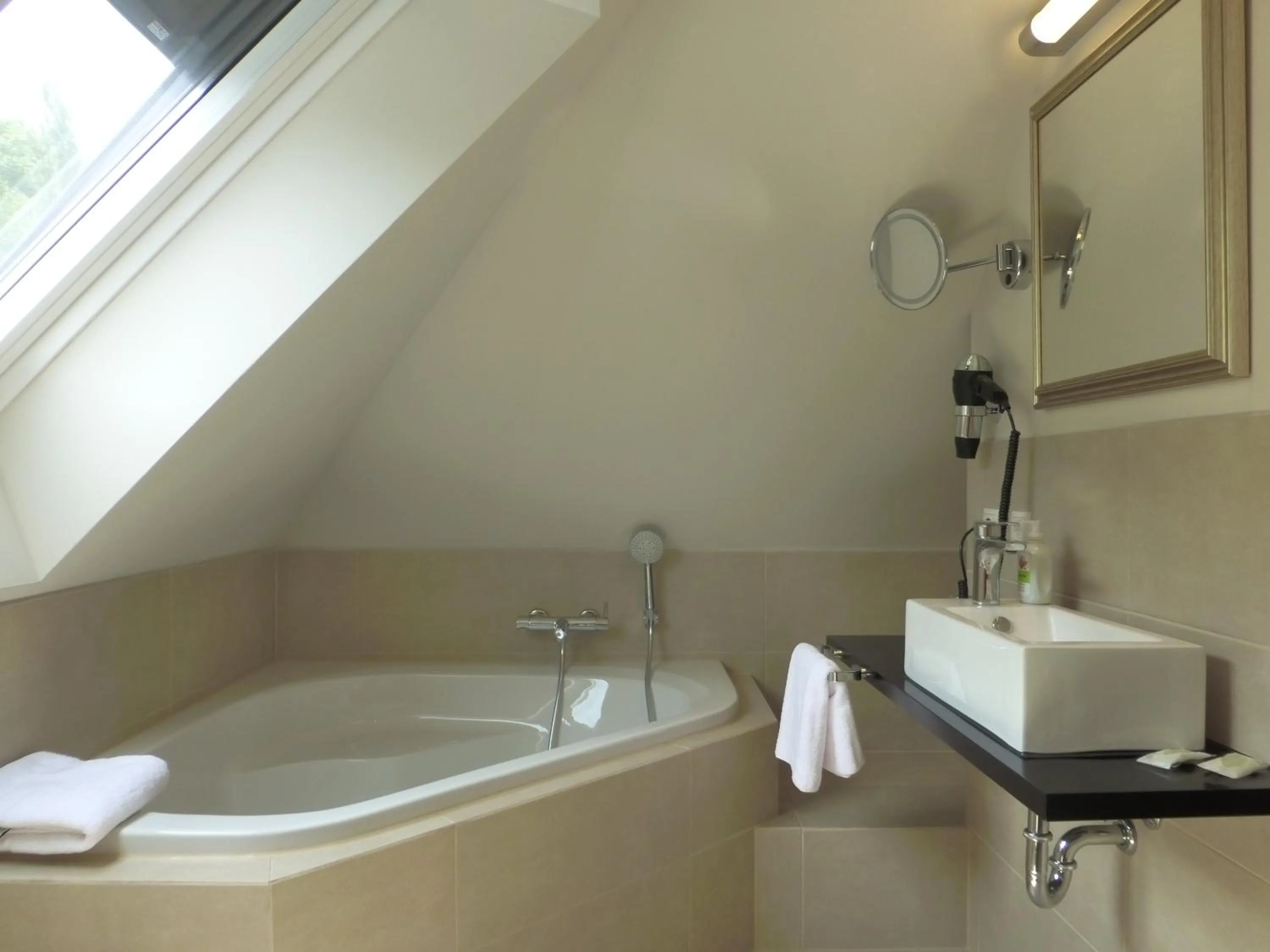 Bathroom in Villa Waldfrieden - Design trifft Budget