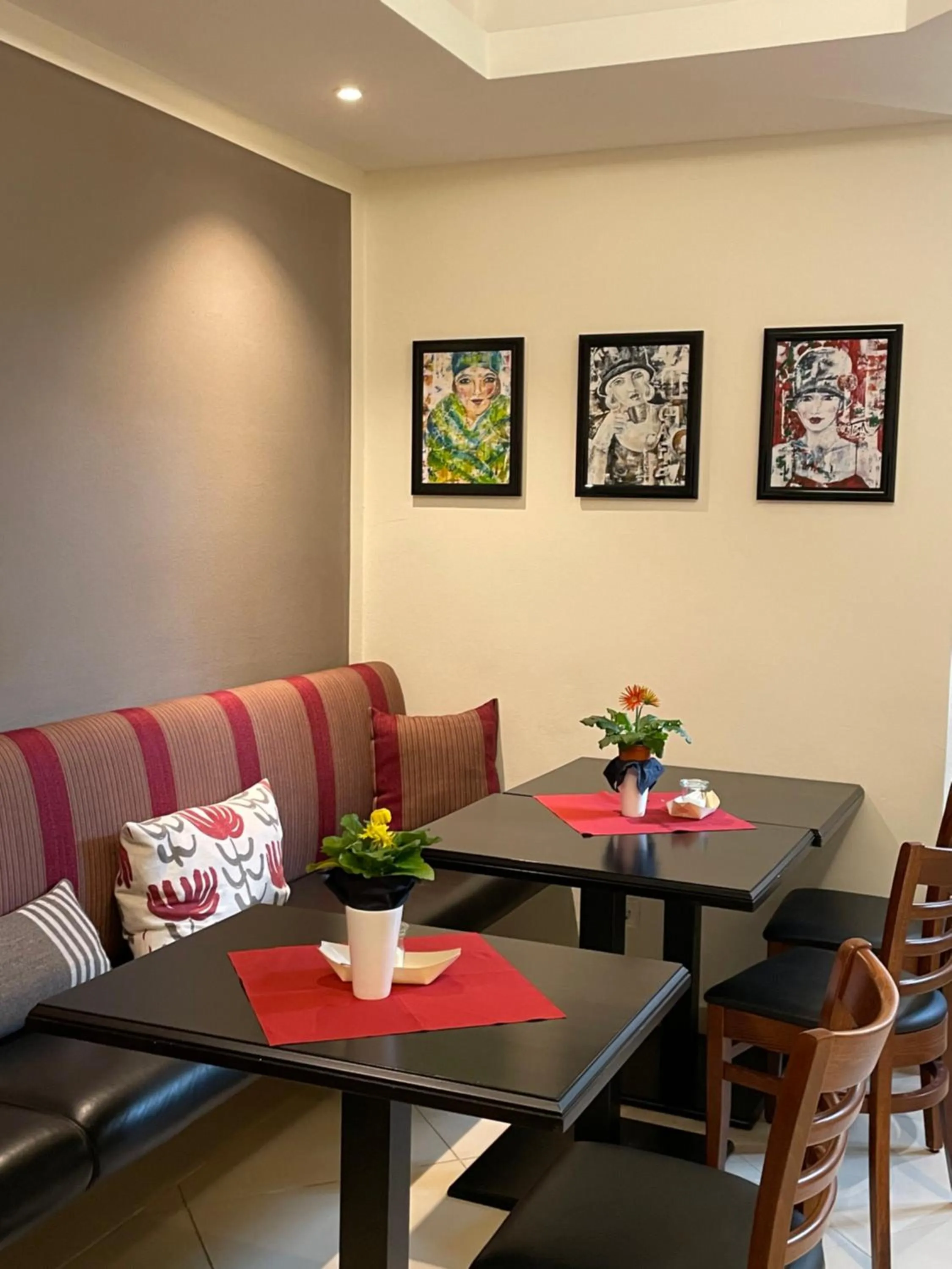 Communal lounge/ TV room in Villa Waldfrieden - Design trifft Budget