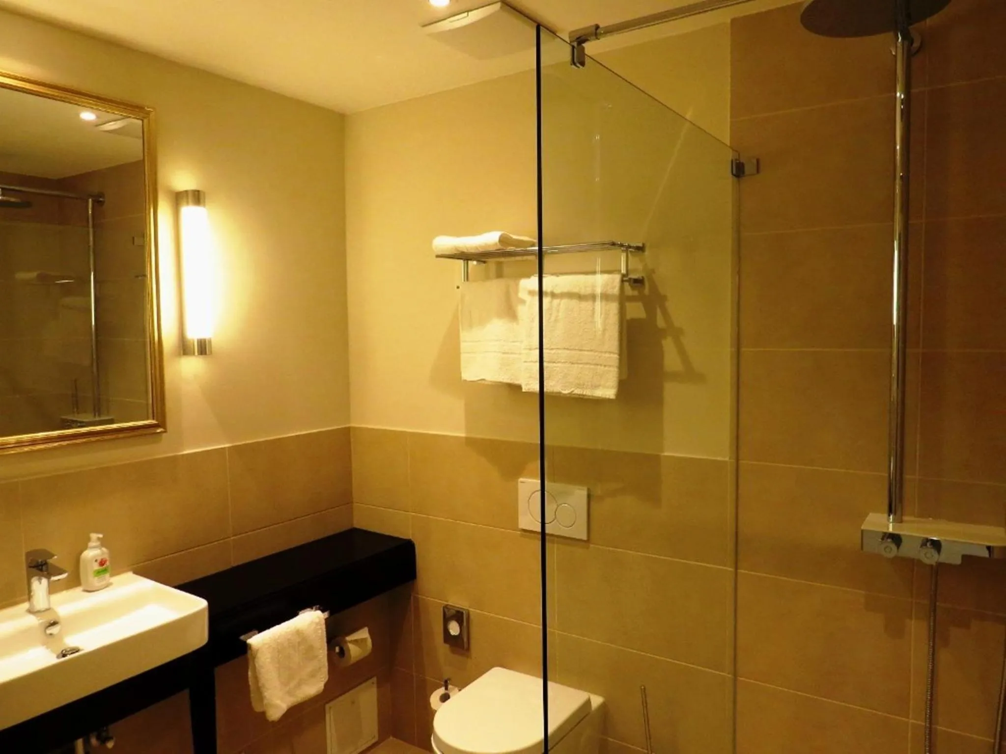 Bathroom in Villa Waldfrieden - Design trifft Budget