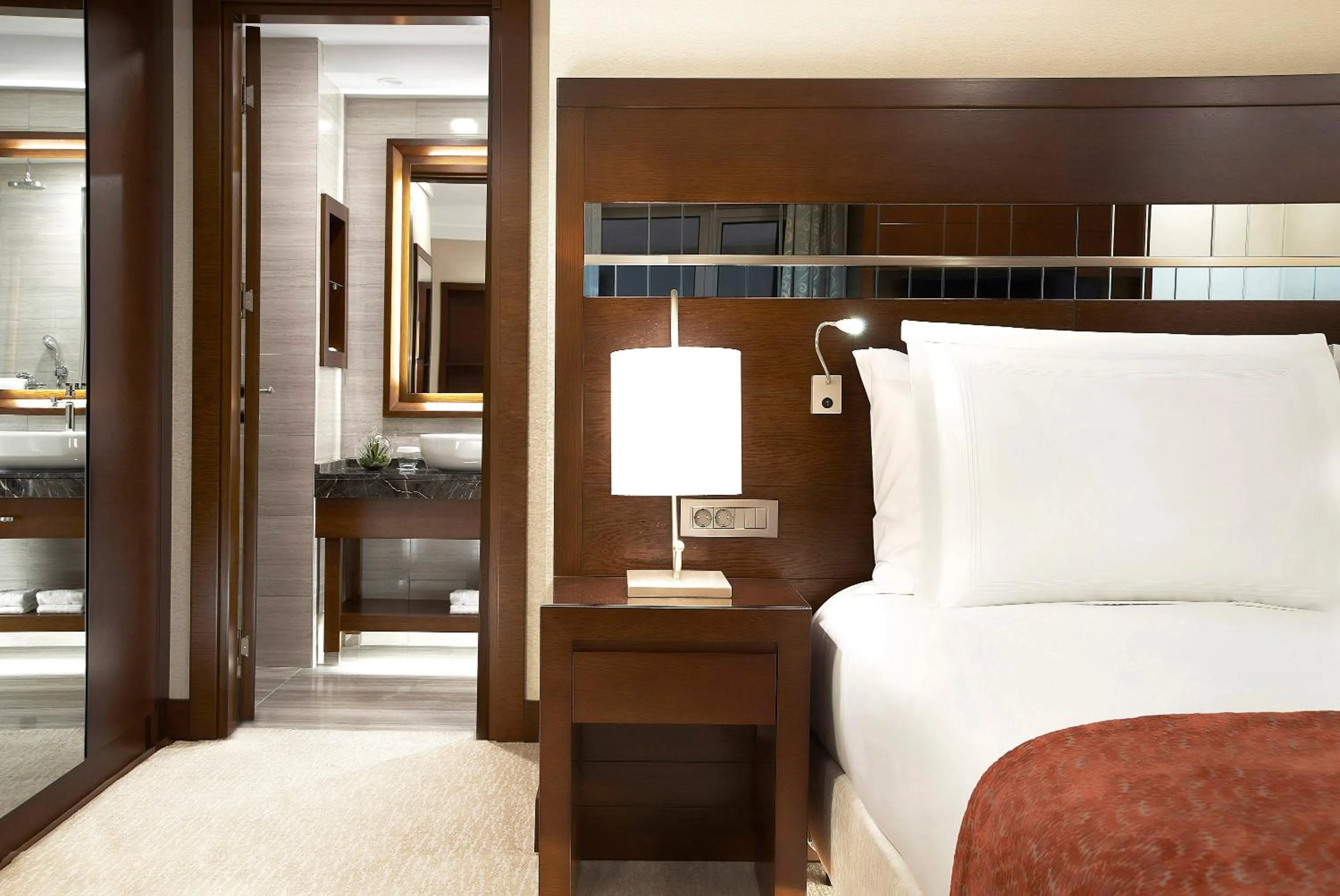 Photo of the whole room, Bed in Divan Mersin