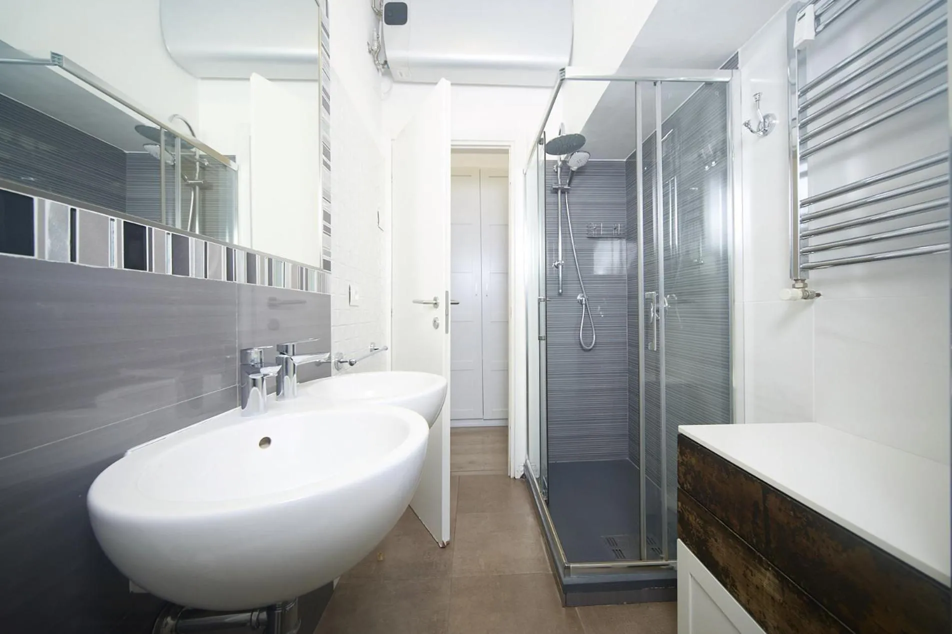 Shower in Astoria Golden House