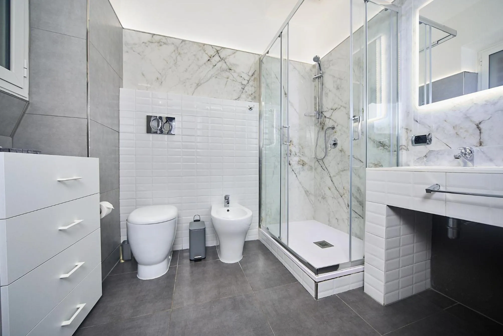 Shower in Astoria Golden House