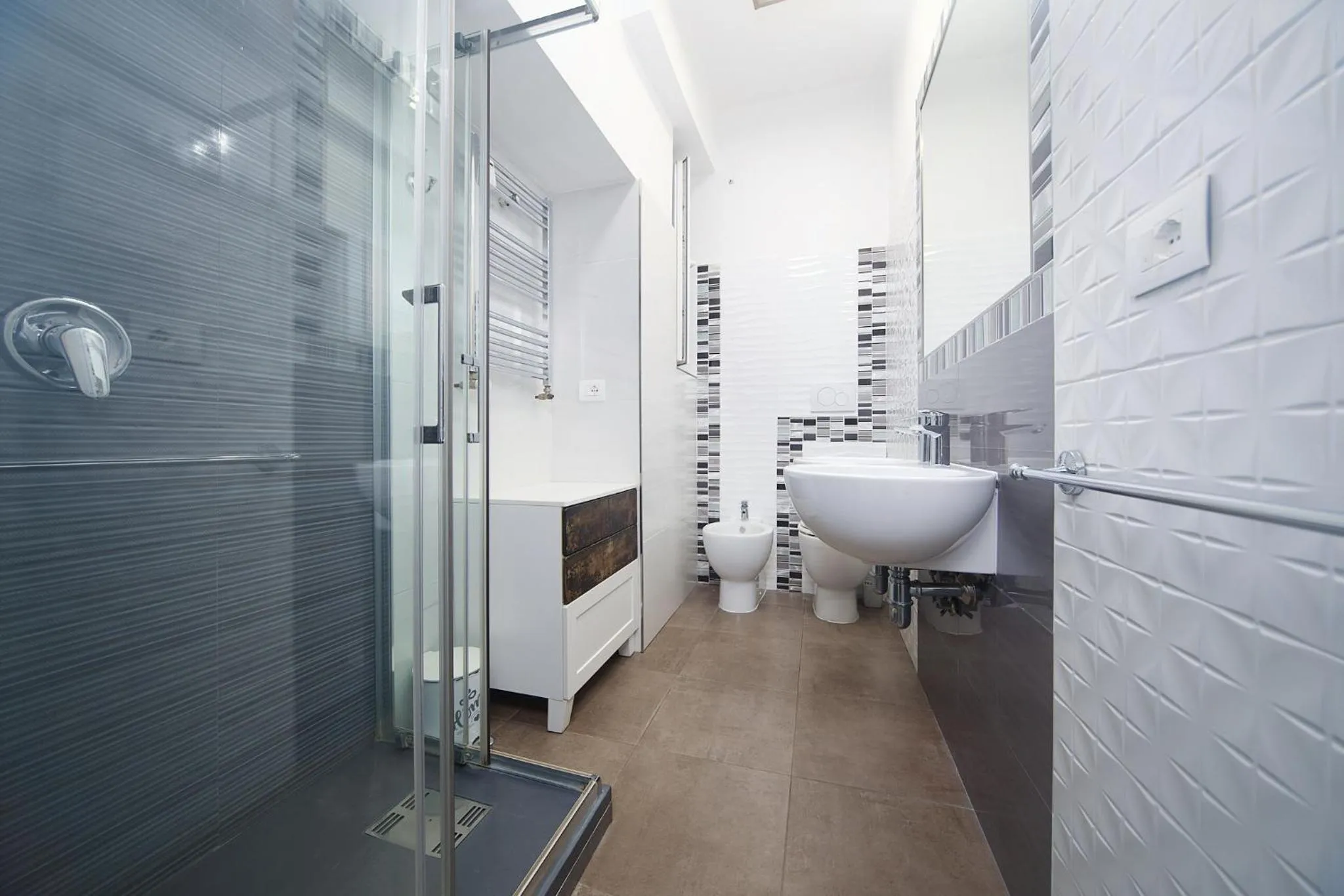 Shower in Astoria Golden House