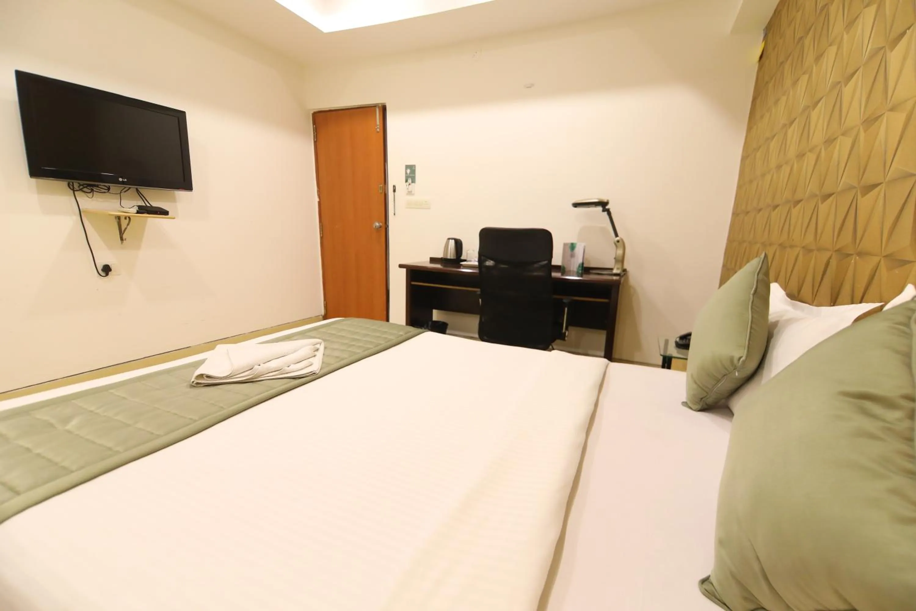 Communal lounge/ TV room, Bed in Earth Hotels Domlur