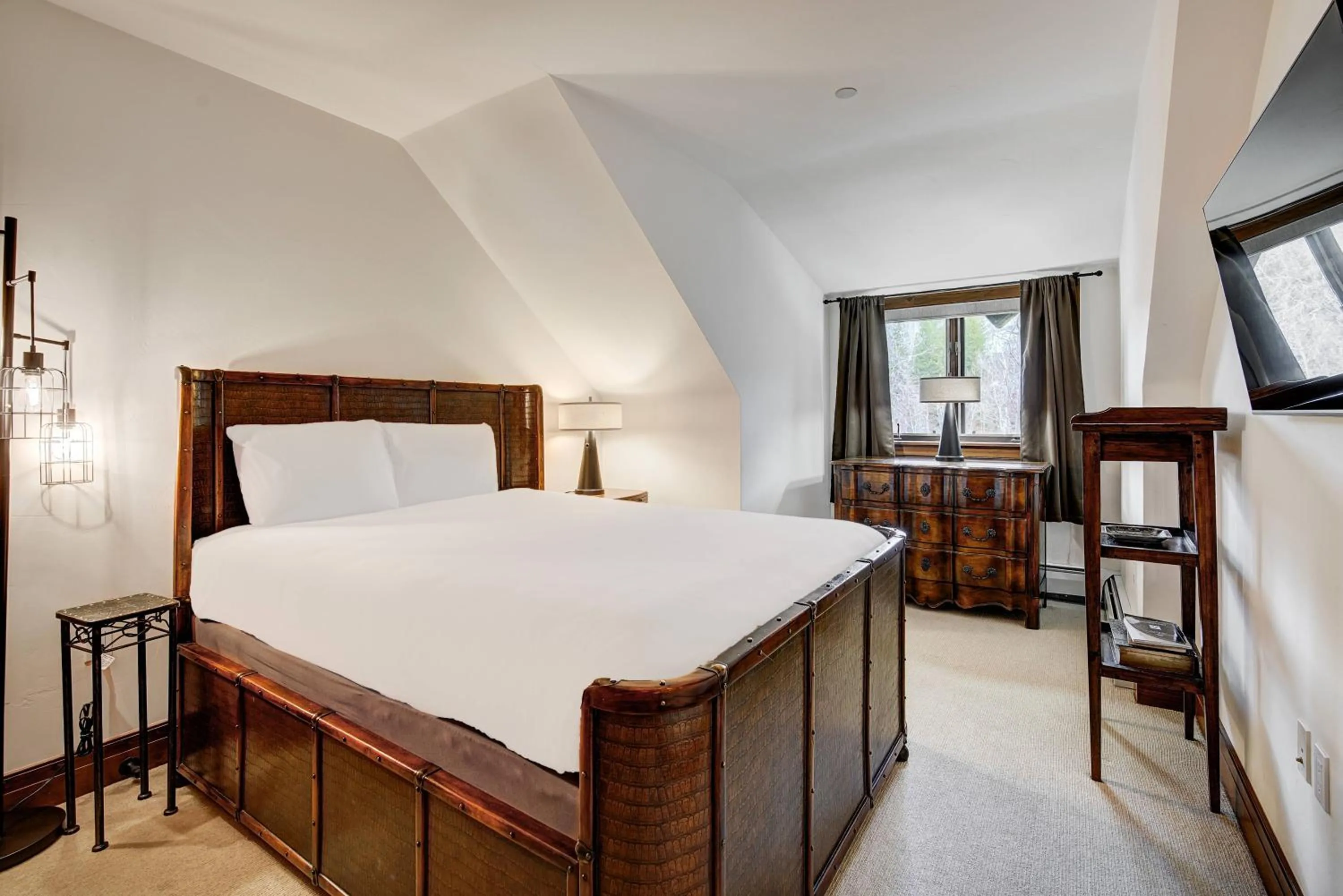 Bedroom, Bed in Bachelor Gulch Village