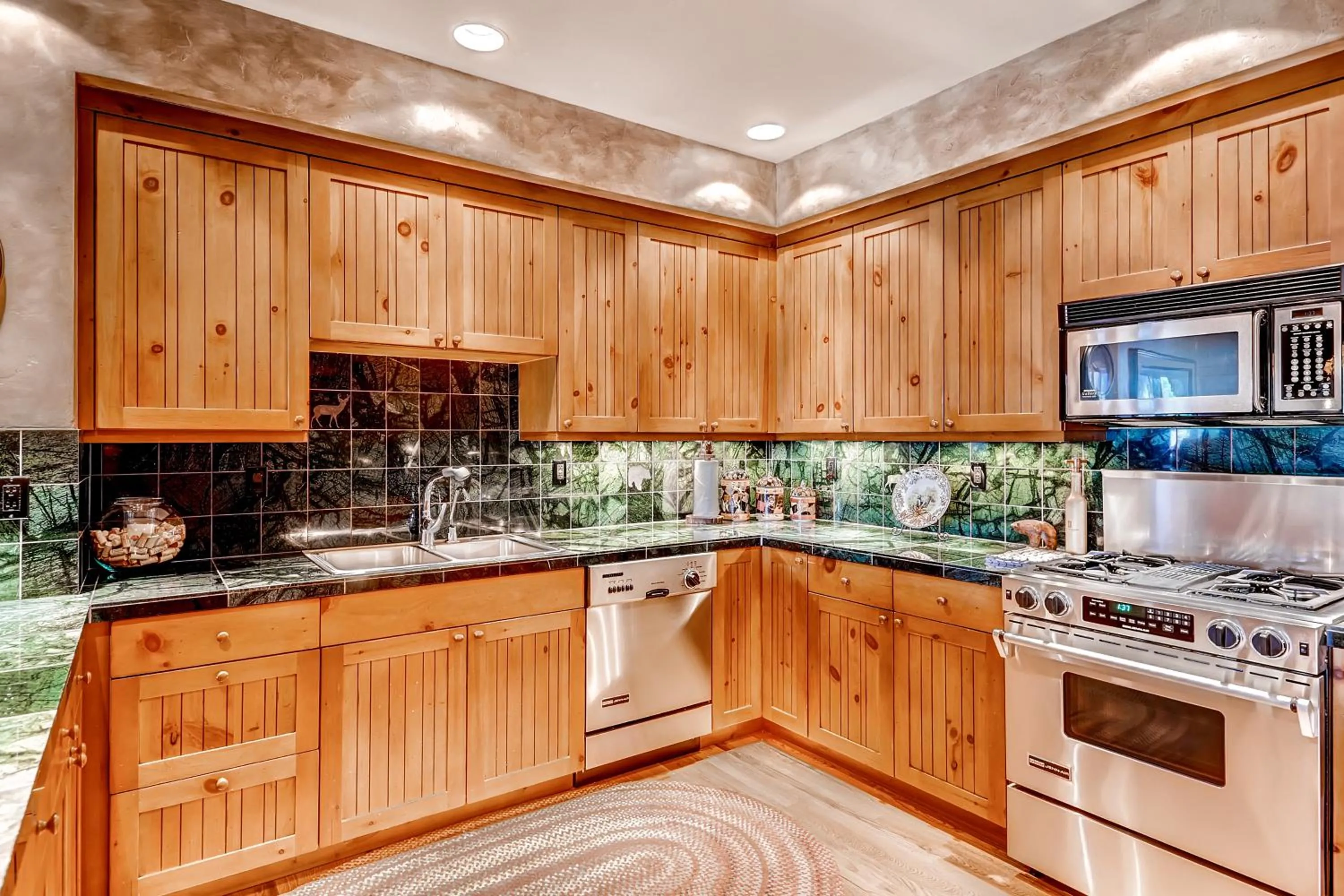 Kitchen or kitchenette in Bachelor Gulch Village