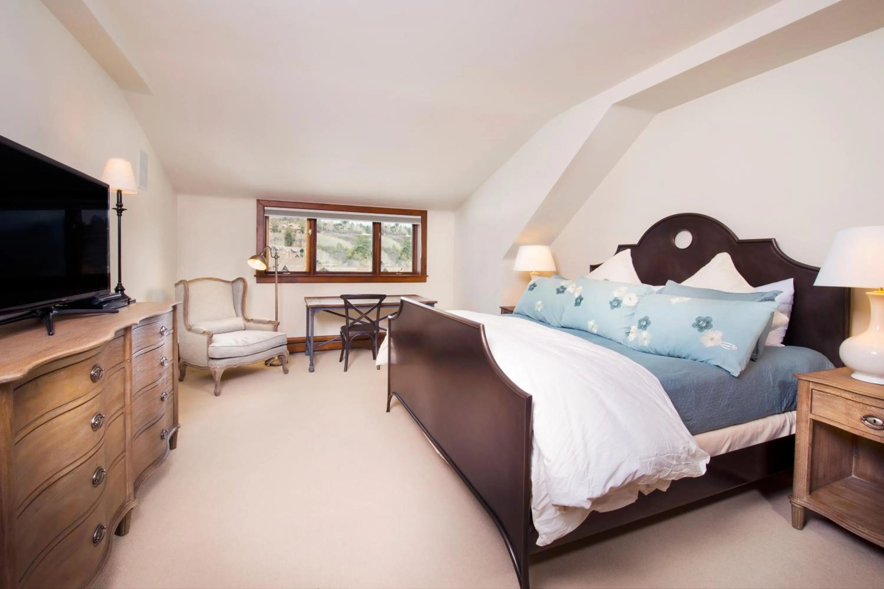Bedroom, Bed in Bachelor Gulch Village