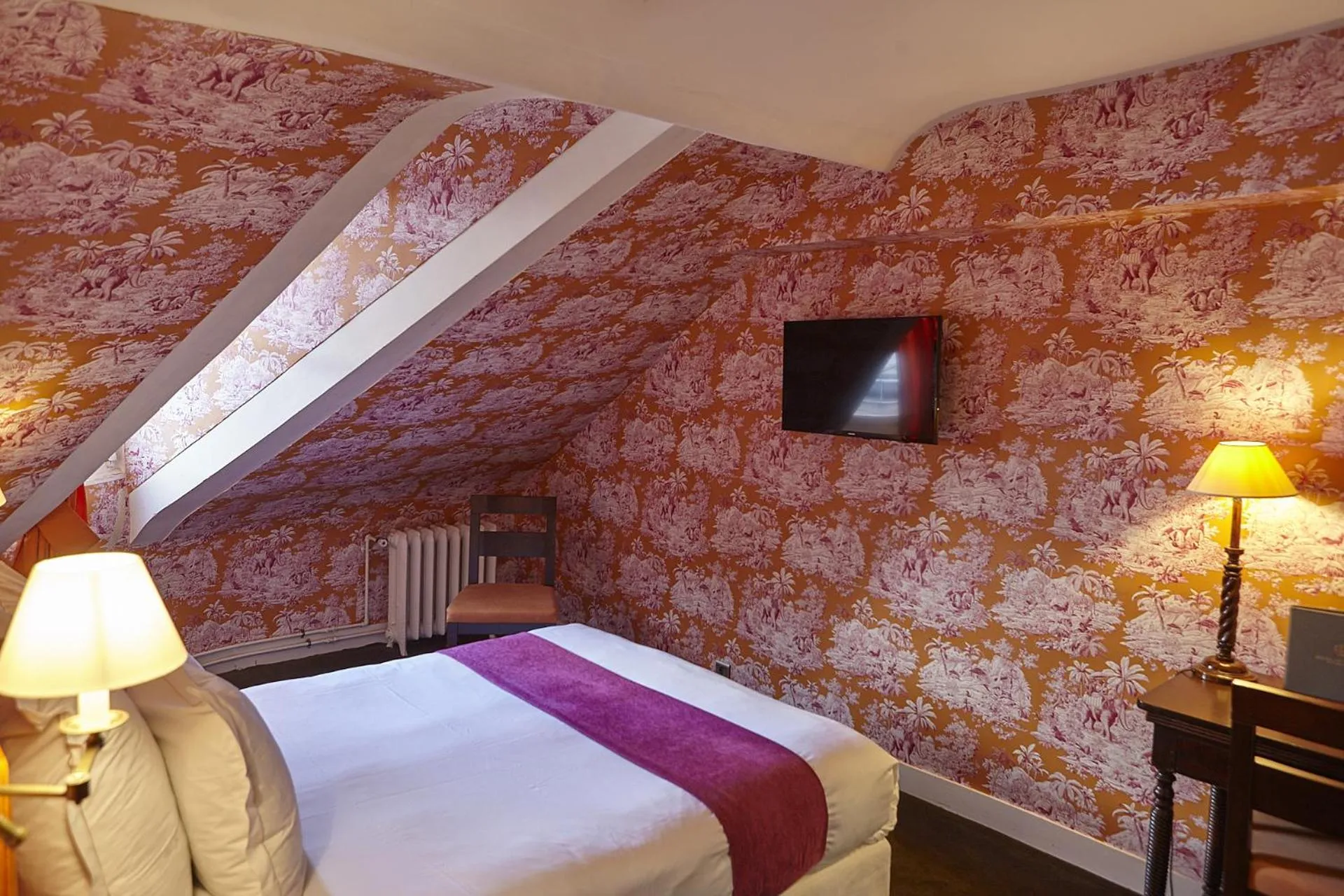 Bed in Hôtel du Danube Saint Germain