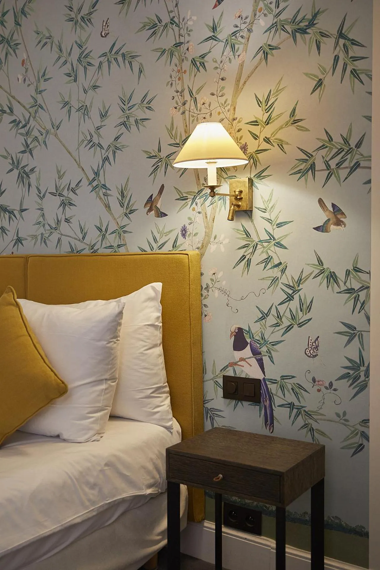 Bed in Hôtel du Danube Saint Germain