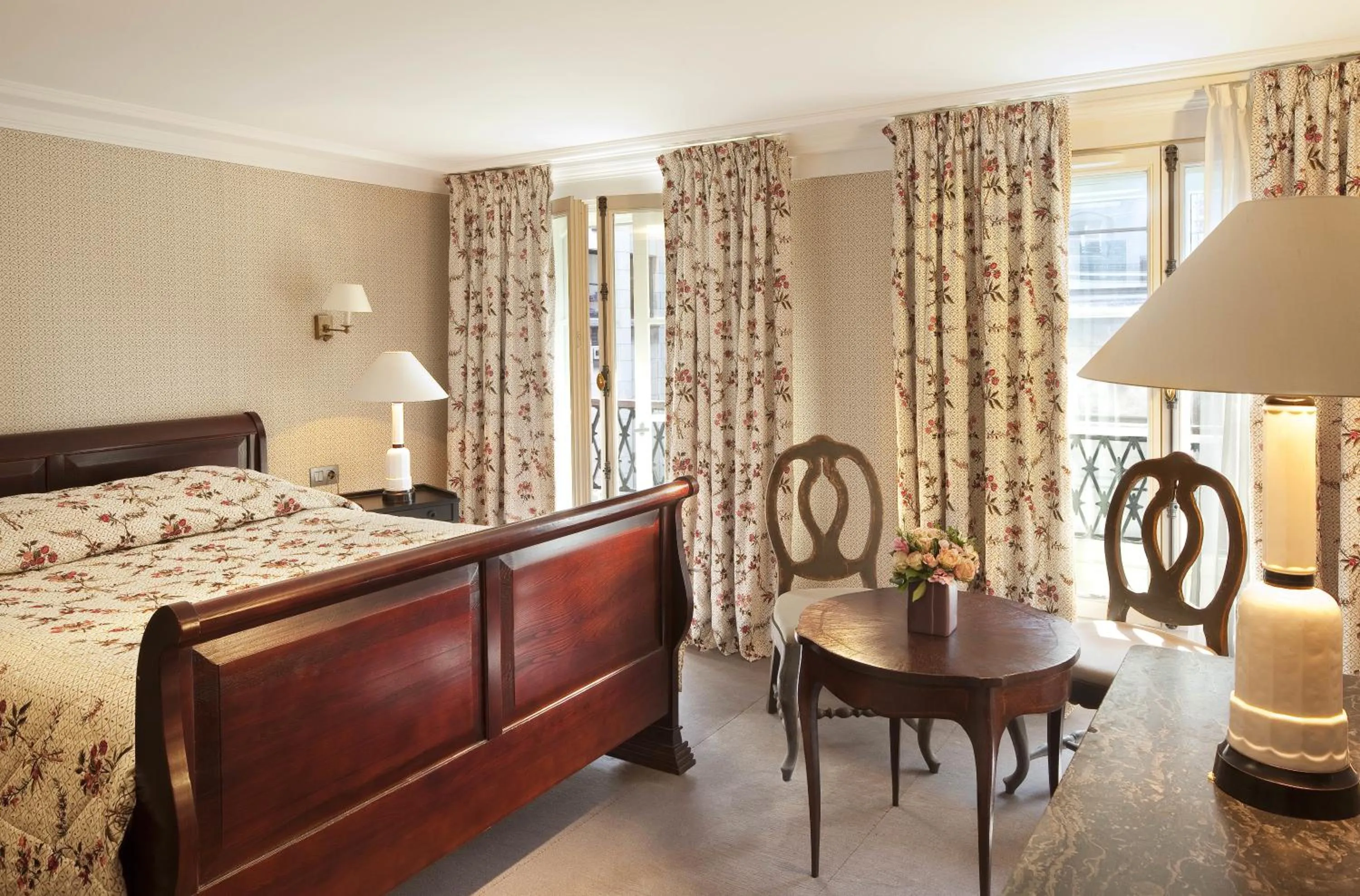 Photo of the whole room, Bed in Hôtel du Danube Saint Germain