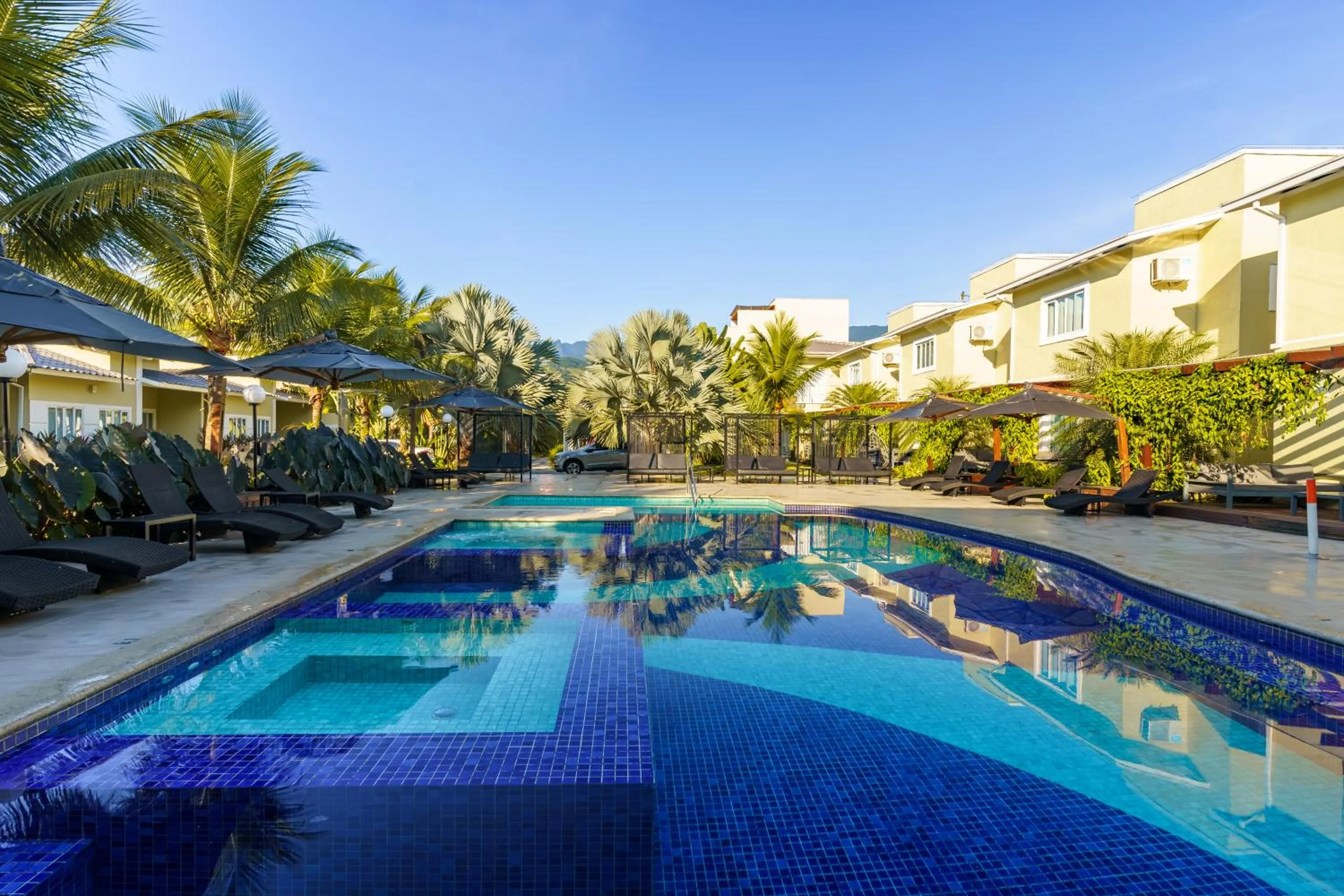 Swimming pool in Pousada Apple House Paraty