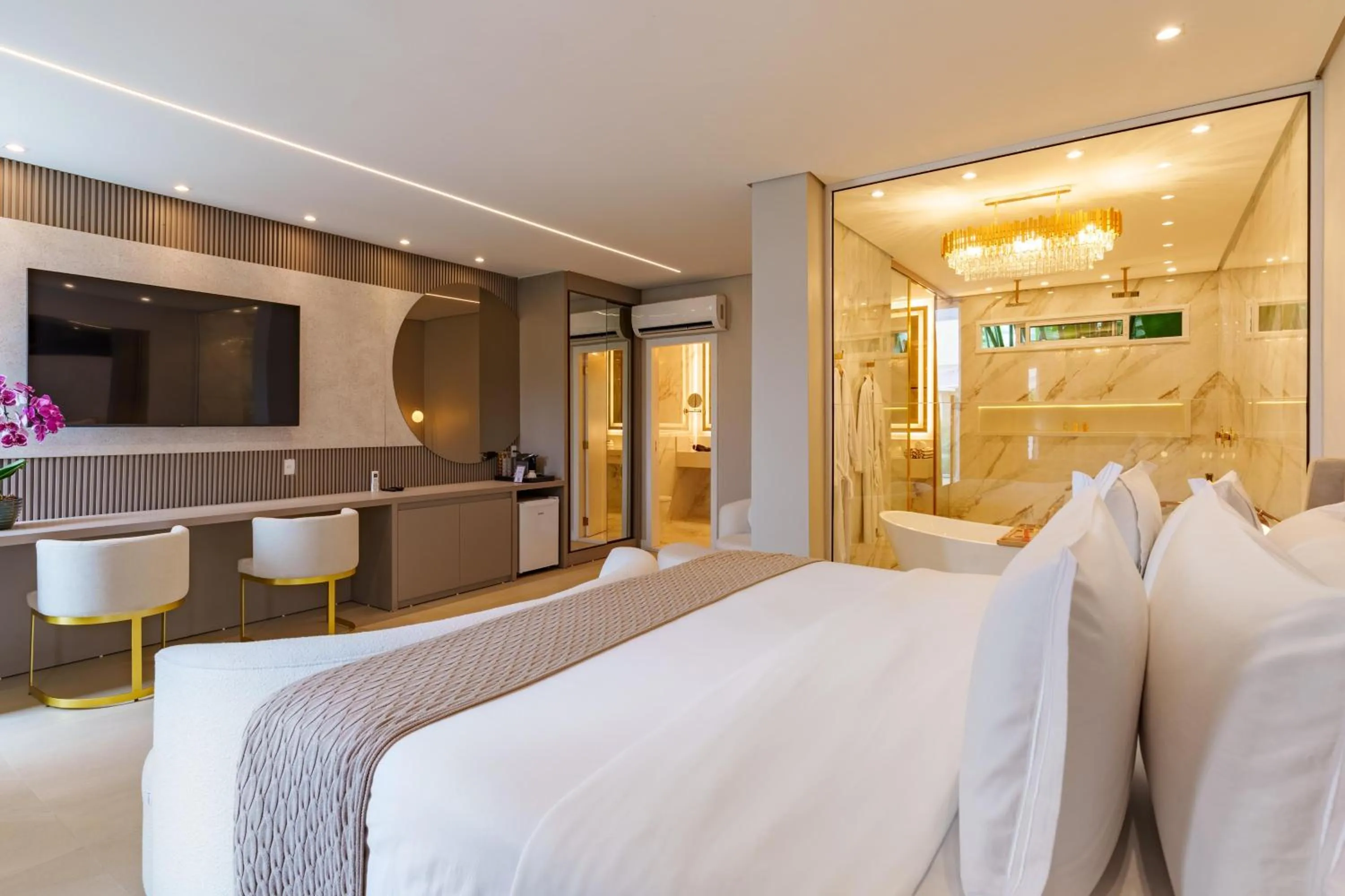 Photo of the whole room, Bed in Pousada Apple House Paraty