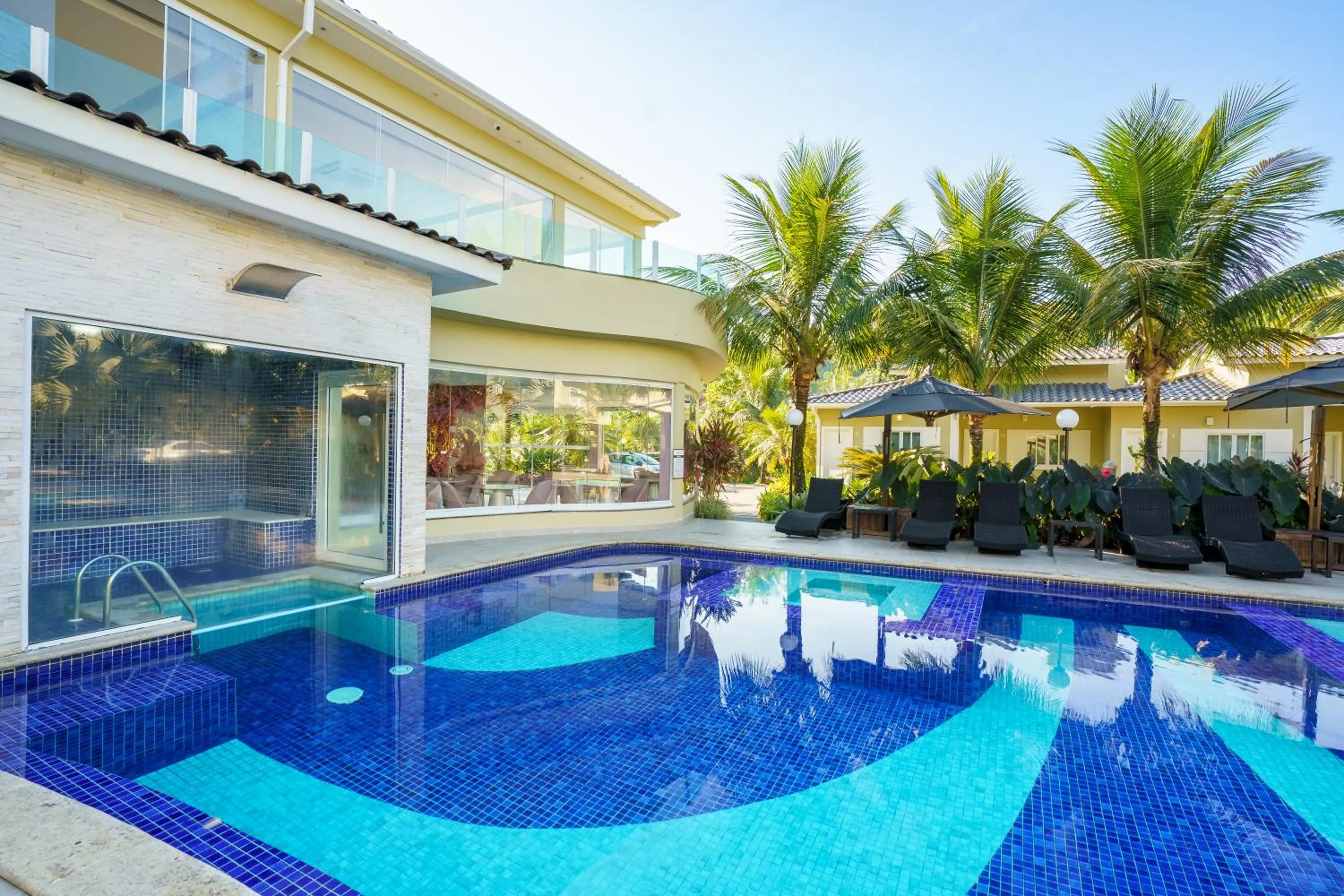 Swimming pool in Pousada Apple House Paraty