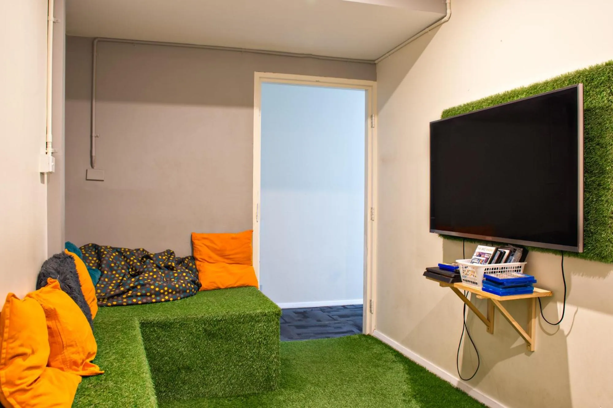 Communal lounge/ TV room in Mad Monkey Broadway