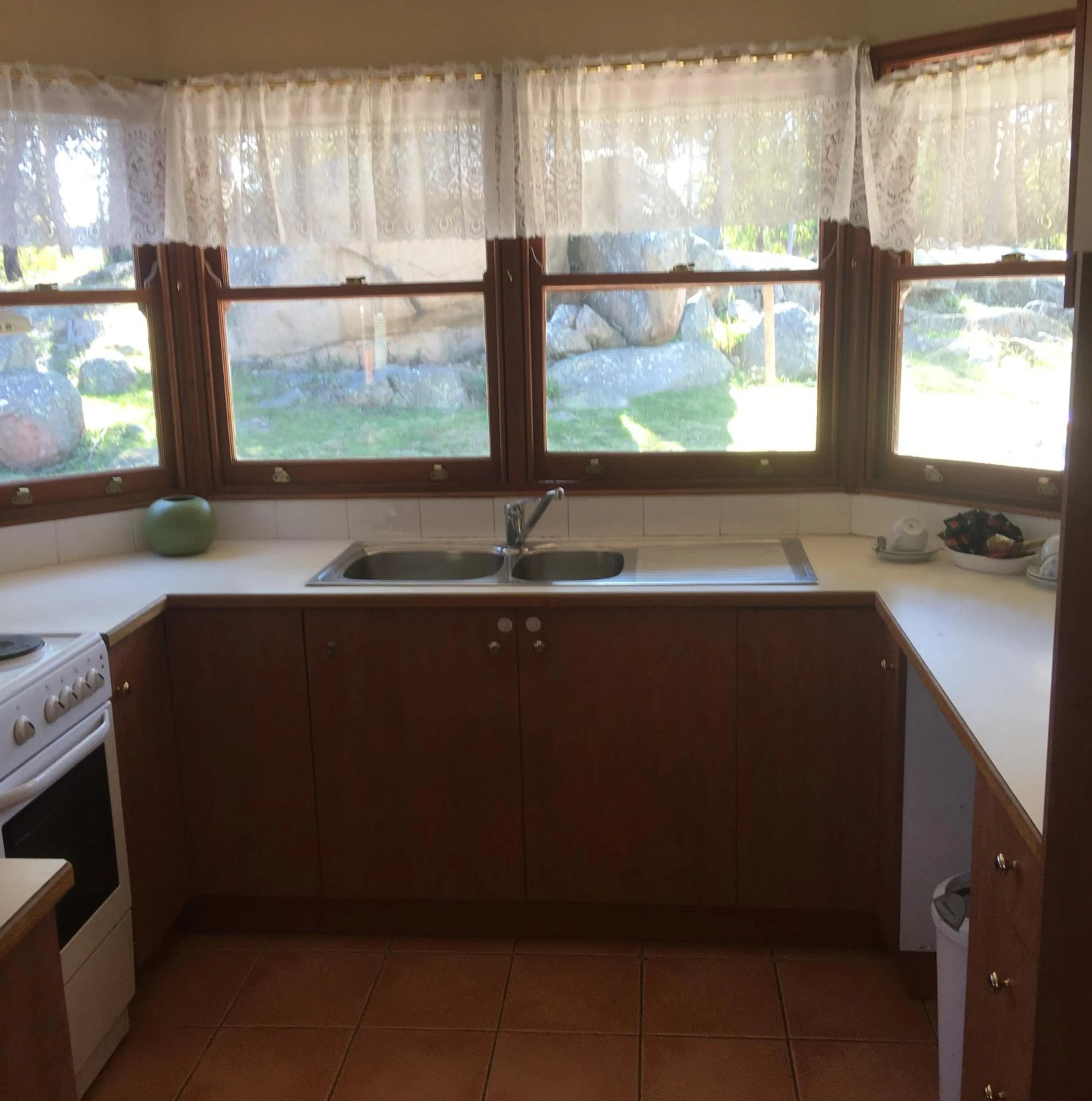 Kitchen or kitchenette in Girraween Country Inn