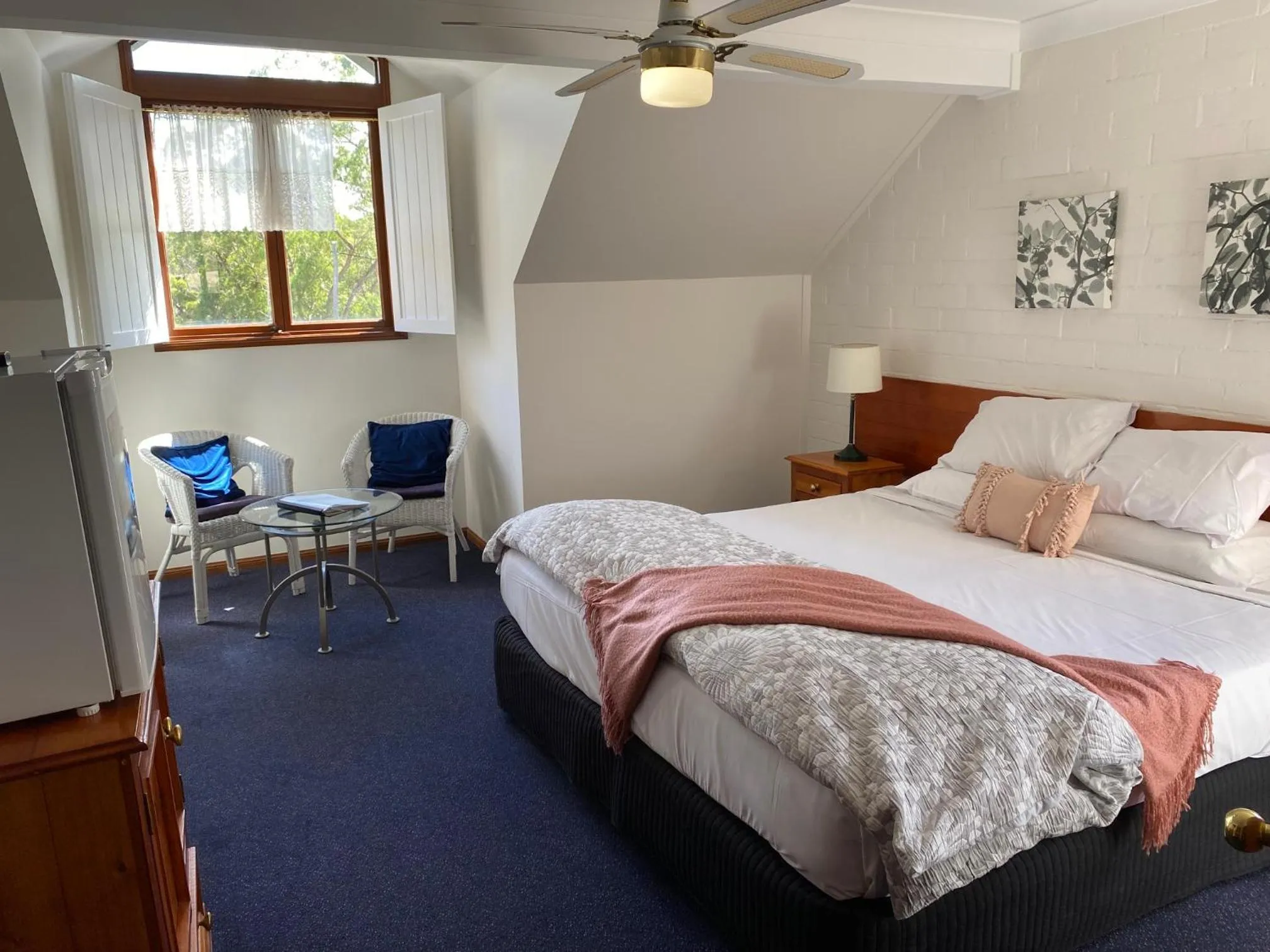 Photo of the whole room, Bed in Girraween Country Inn