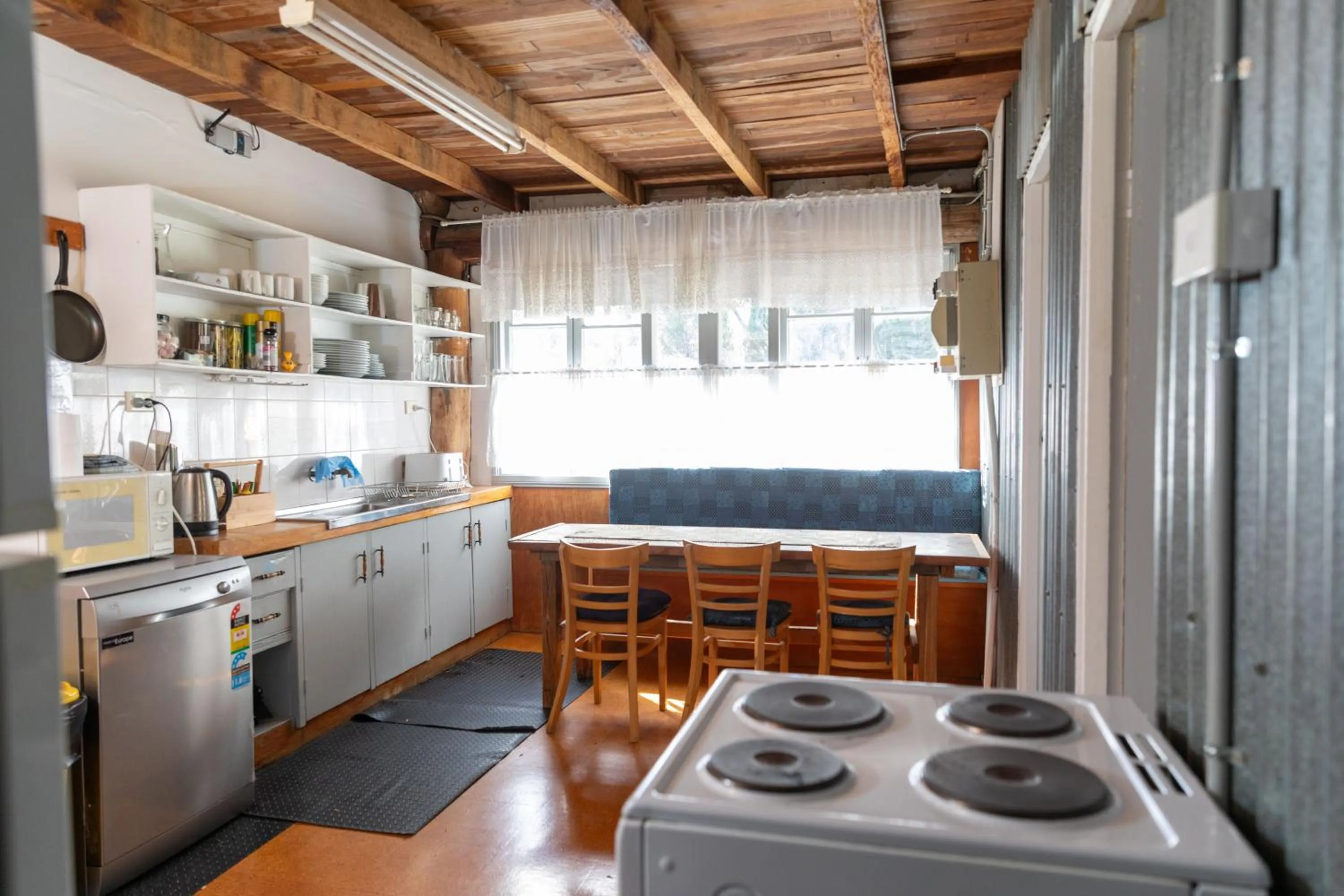 Kitchen or kitchenette in Girraween Country Inn
