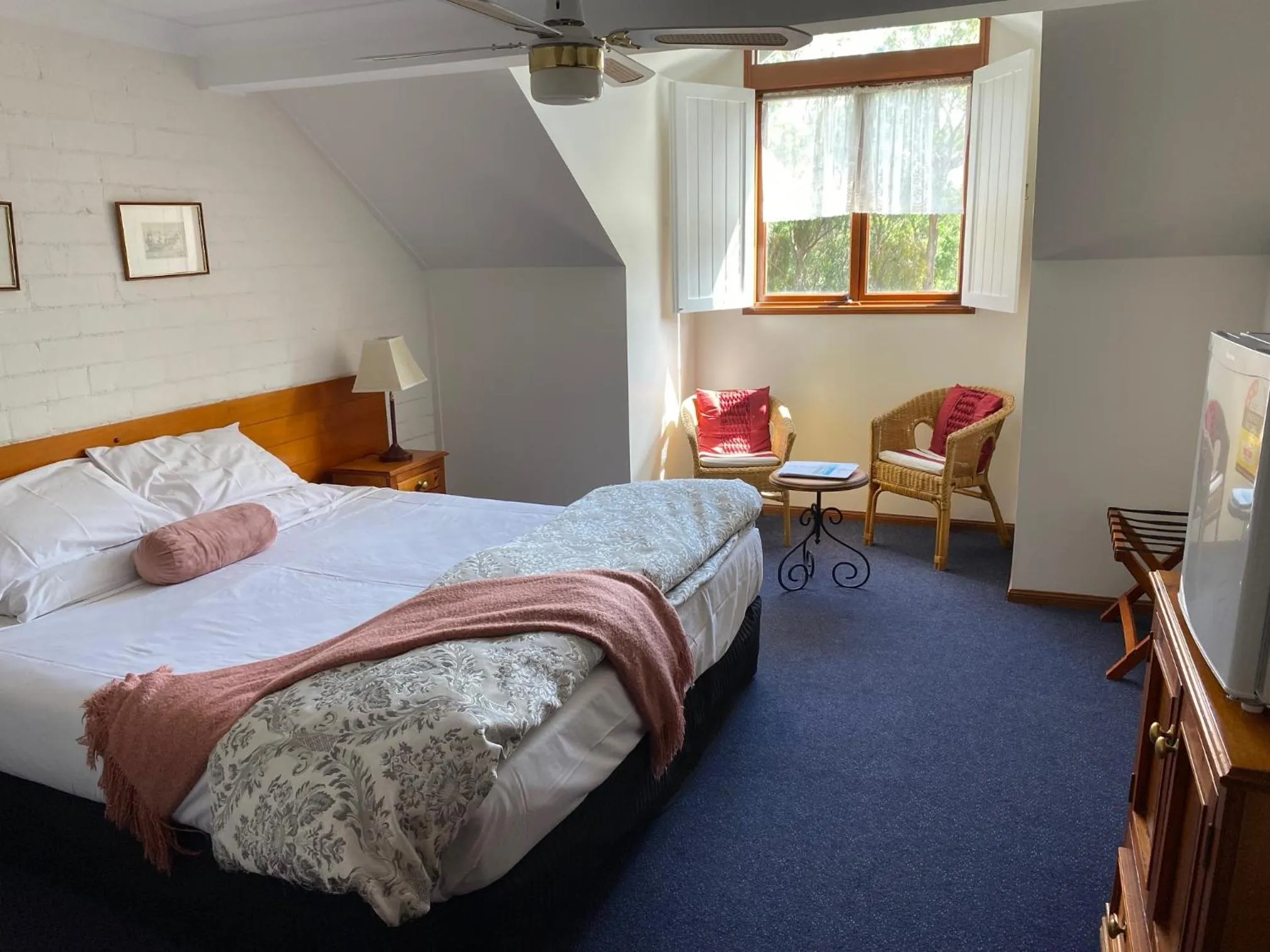 Photo of the whole room, Bed in Girraween Country Inn