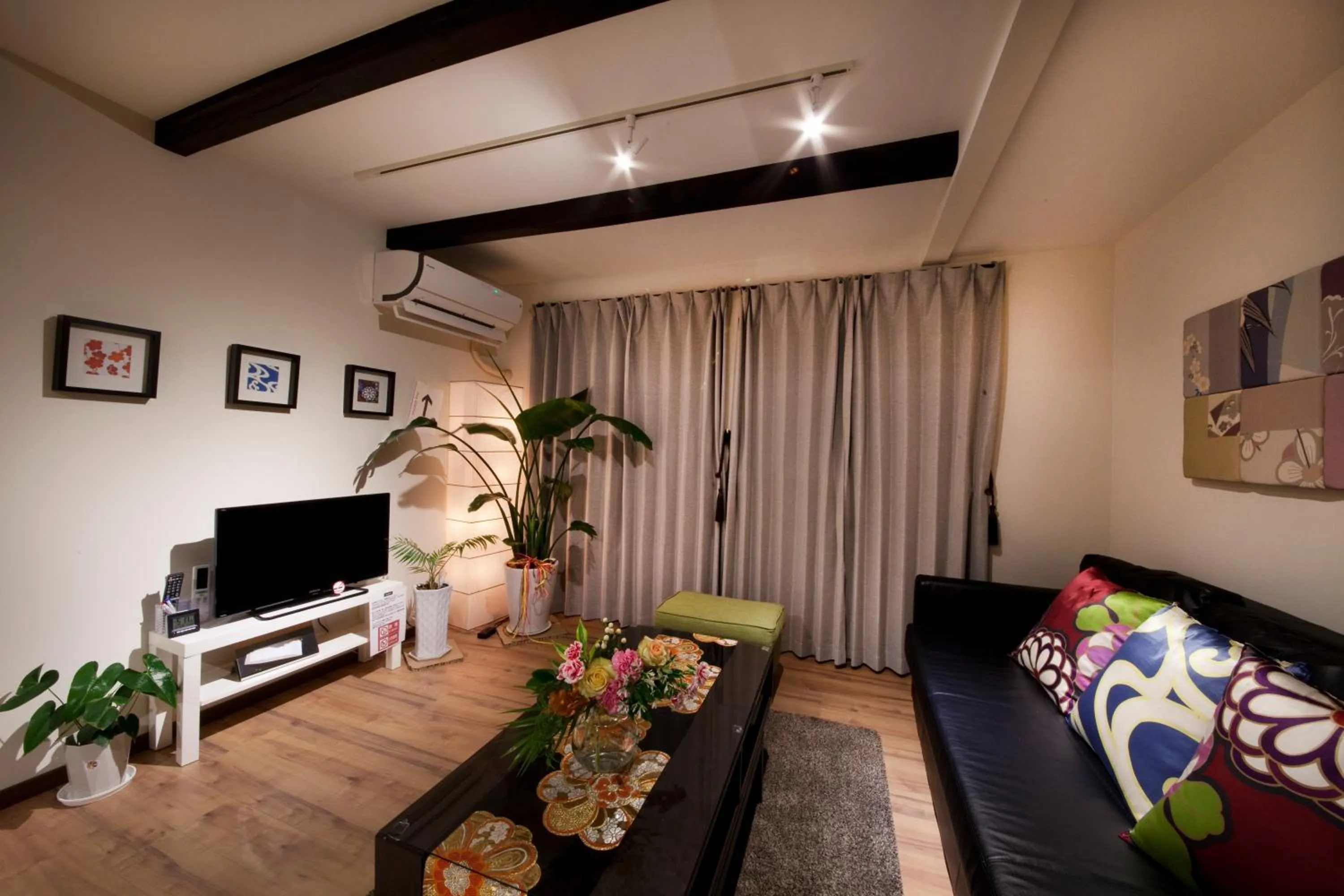 Photo of the whole room in CHELSEA24