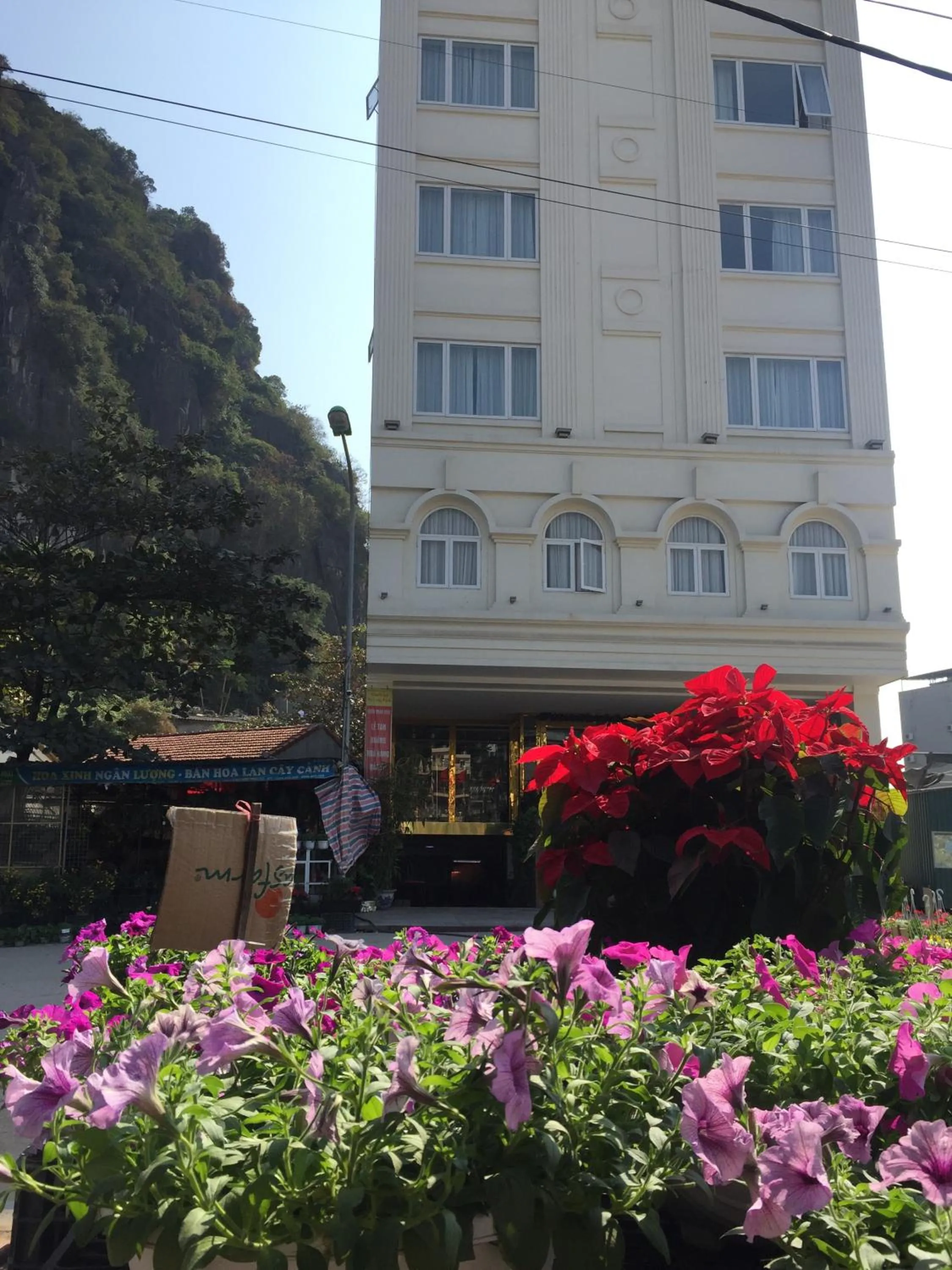 Property building in Ha Long Park Hotel