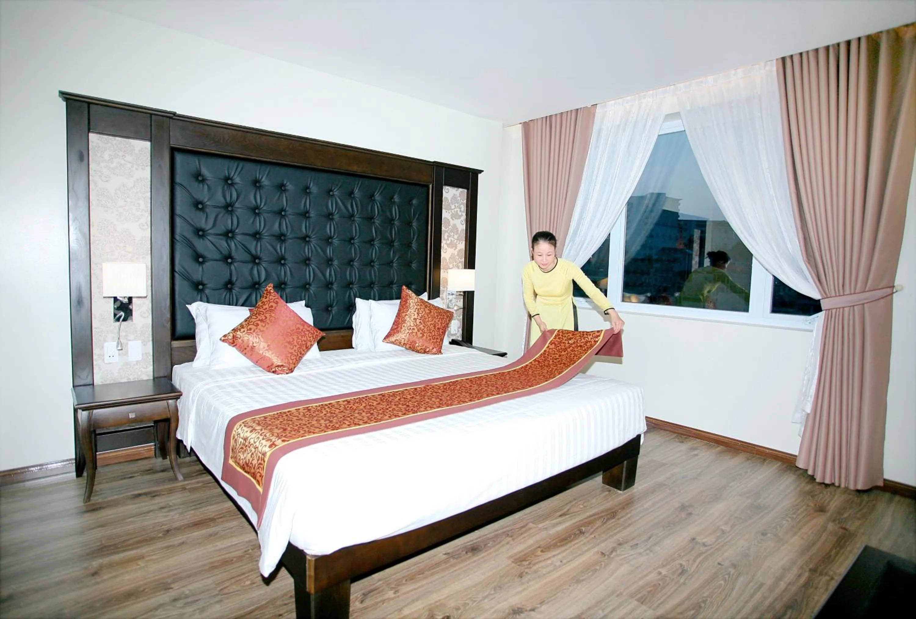 Staff, Bed in Ha Long Park Hotel