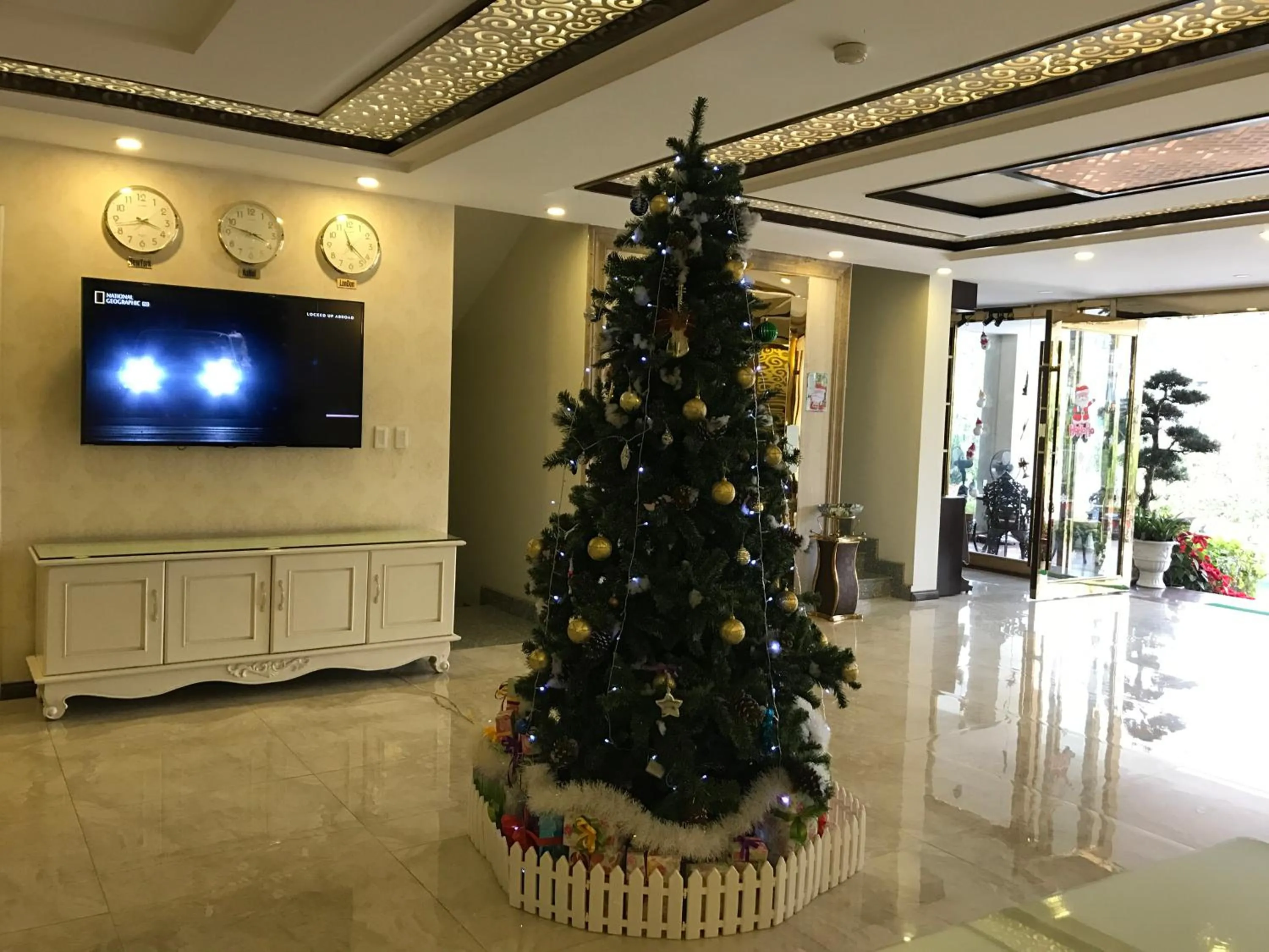 Communal lounge/ TV room in Ha Long Park Hotel