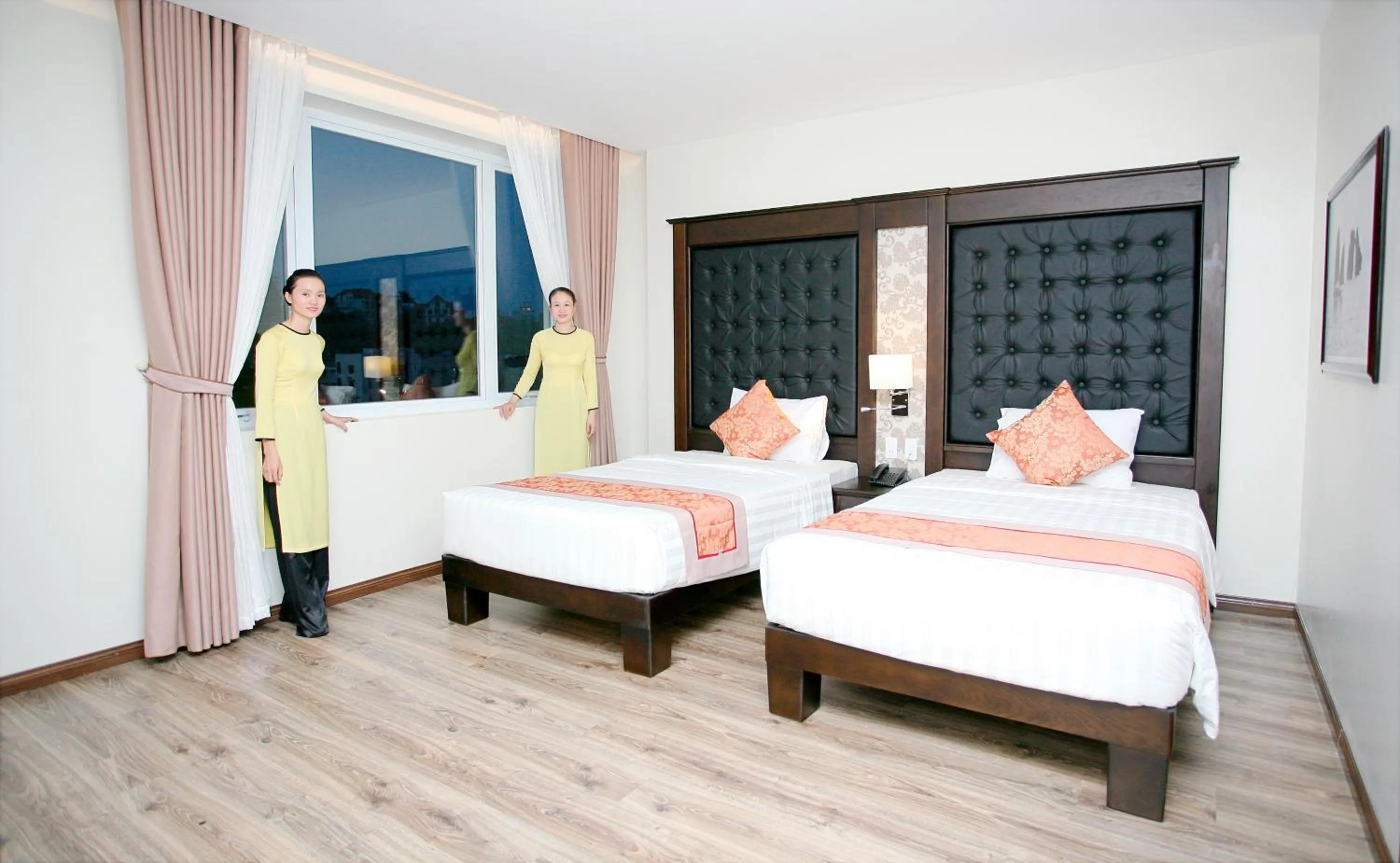 Staff, Bed in Ha Long Park Hotel