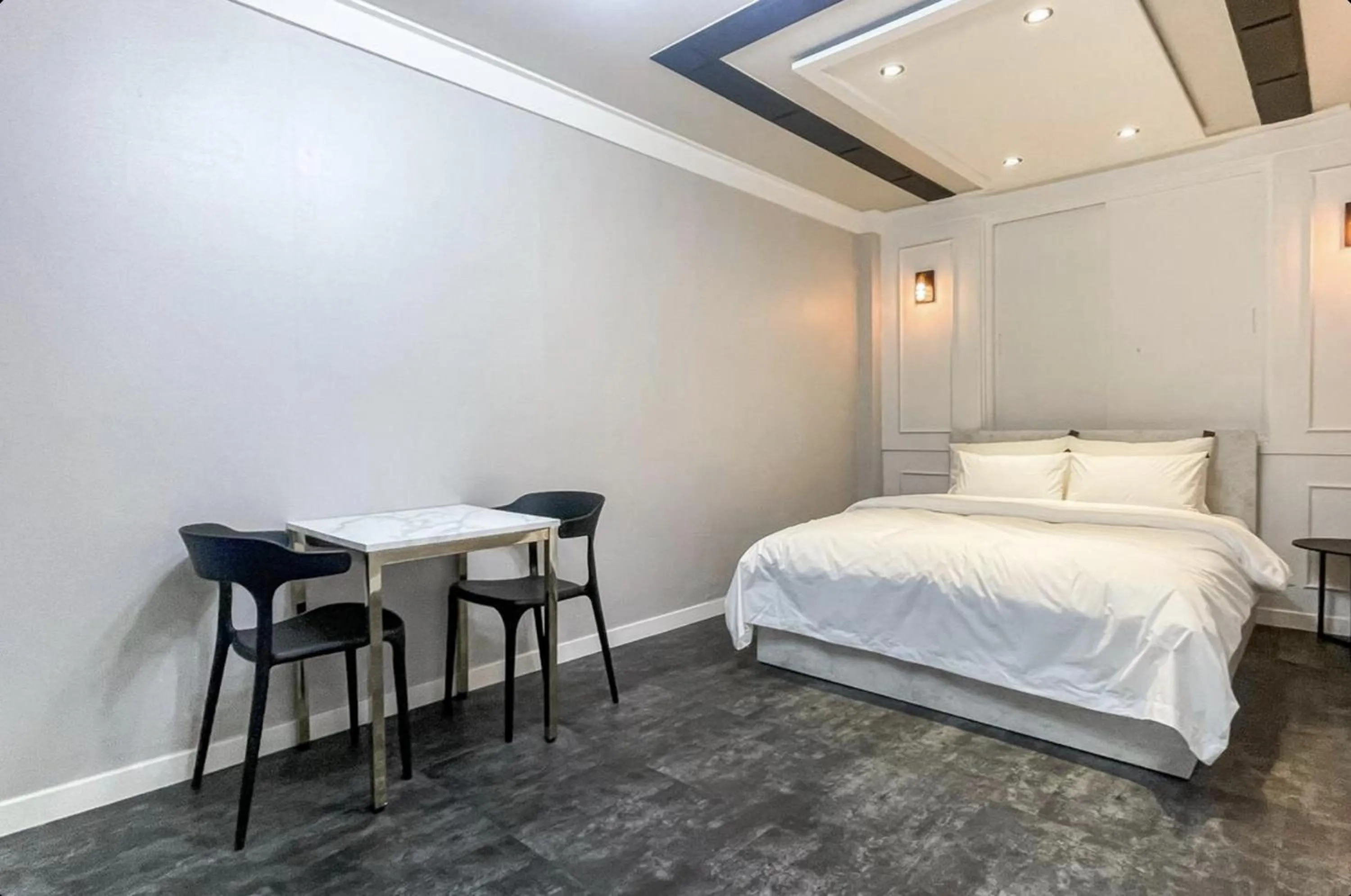 Bed in Gunsan Reborn Hotel