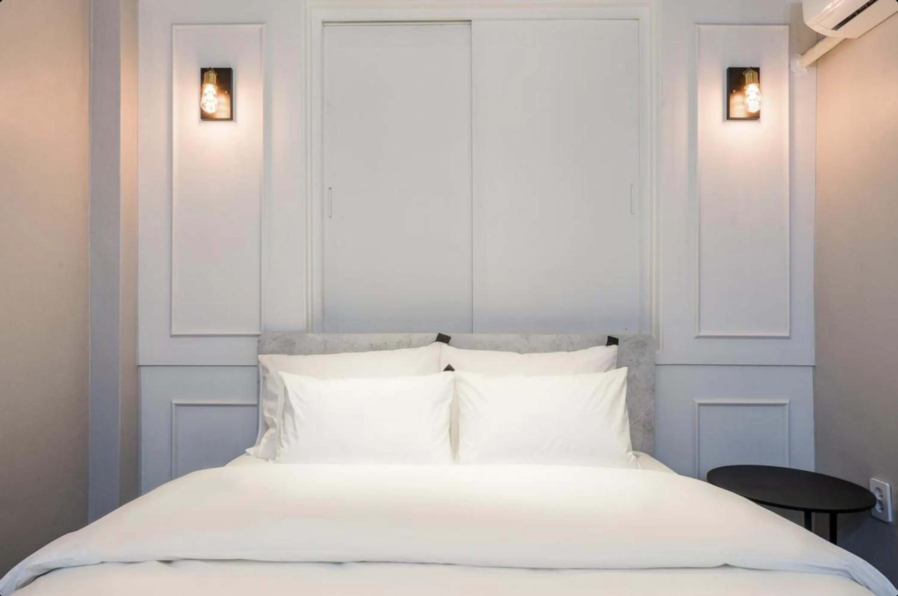 Bed in Gunsan Reborn Hotel