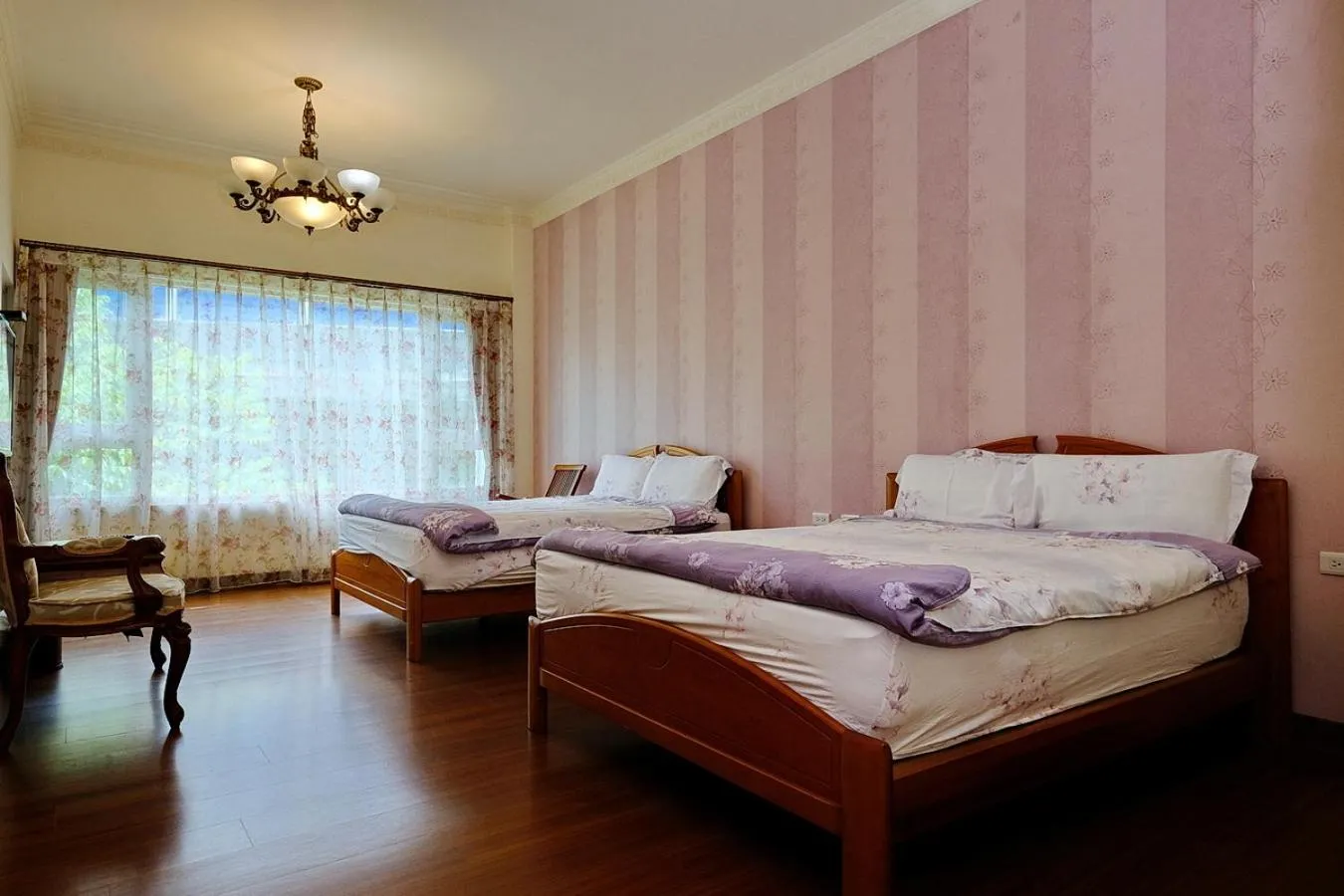 Photo of the whole room, Bed in 七星潭海灣民宿-附電梯-車位-充電樁