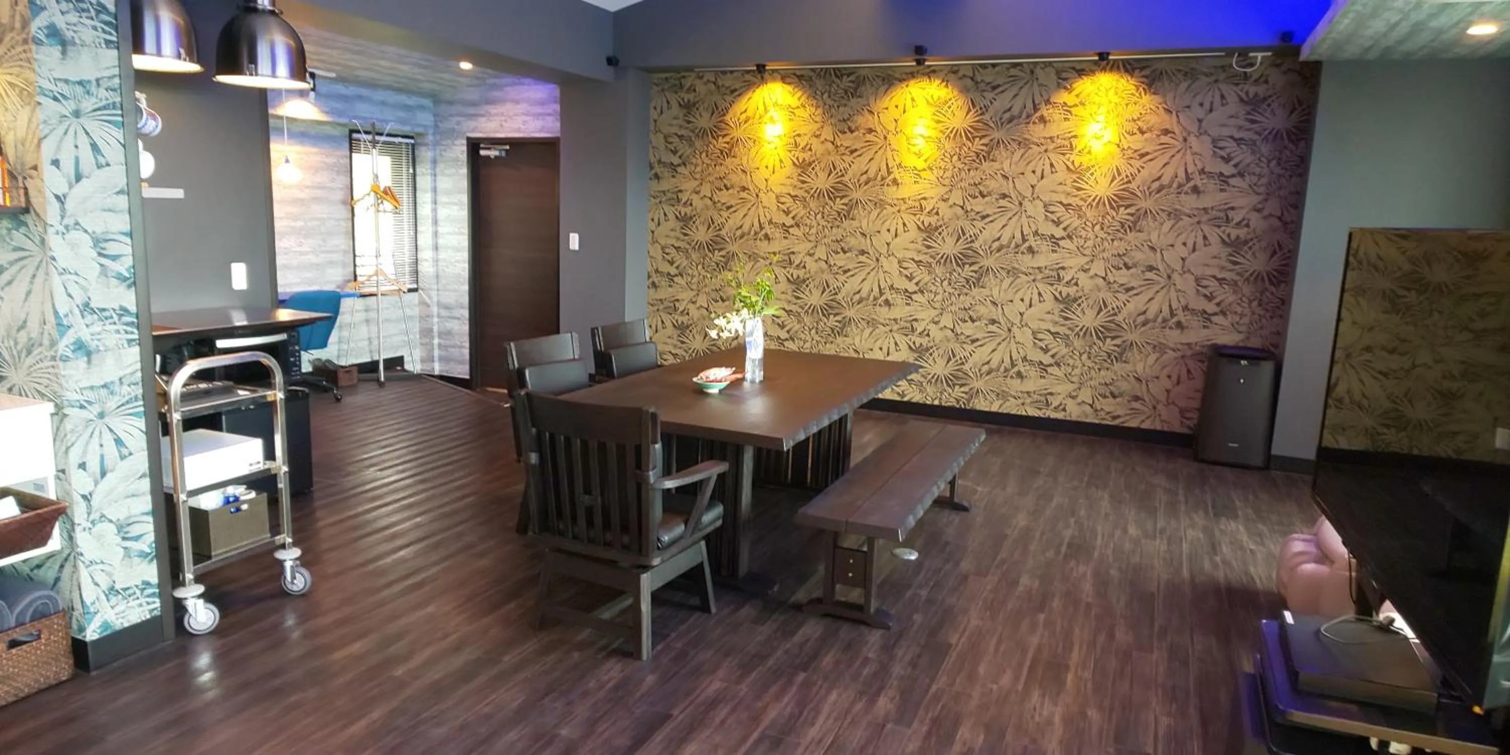 Hakone Gora Guam Dog