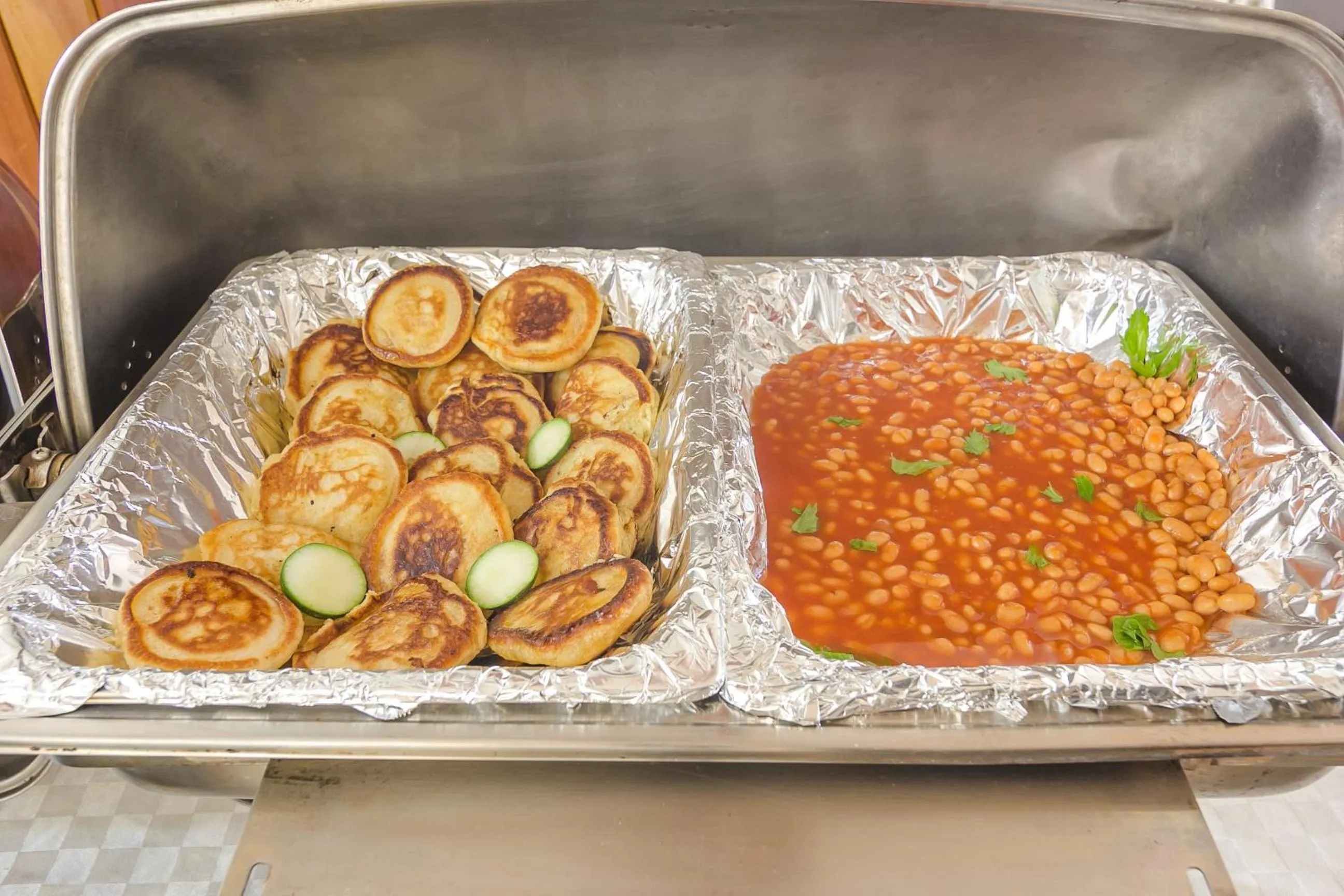 Food and drinks in Chak Guesthouse & Conference Center