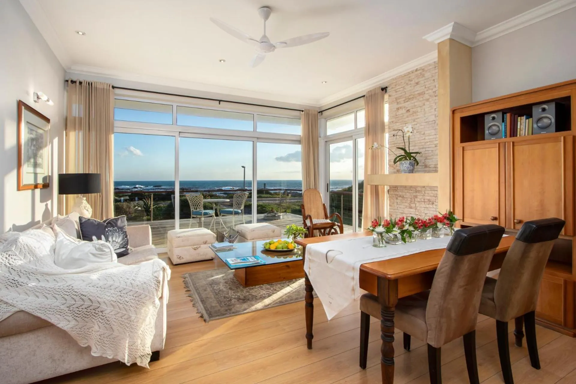 Communal lounge/ TV room in 138 Marine Beachfront Guesthouse