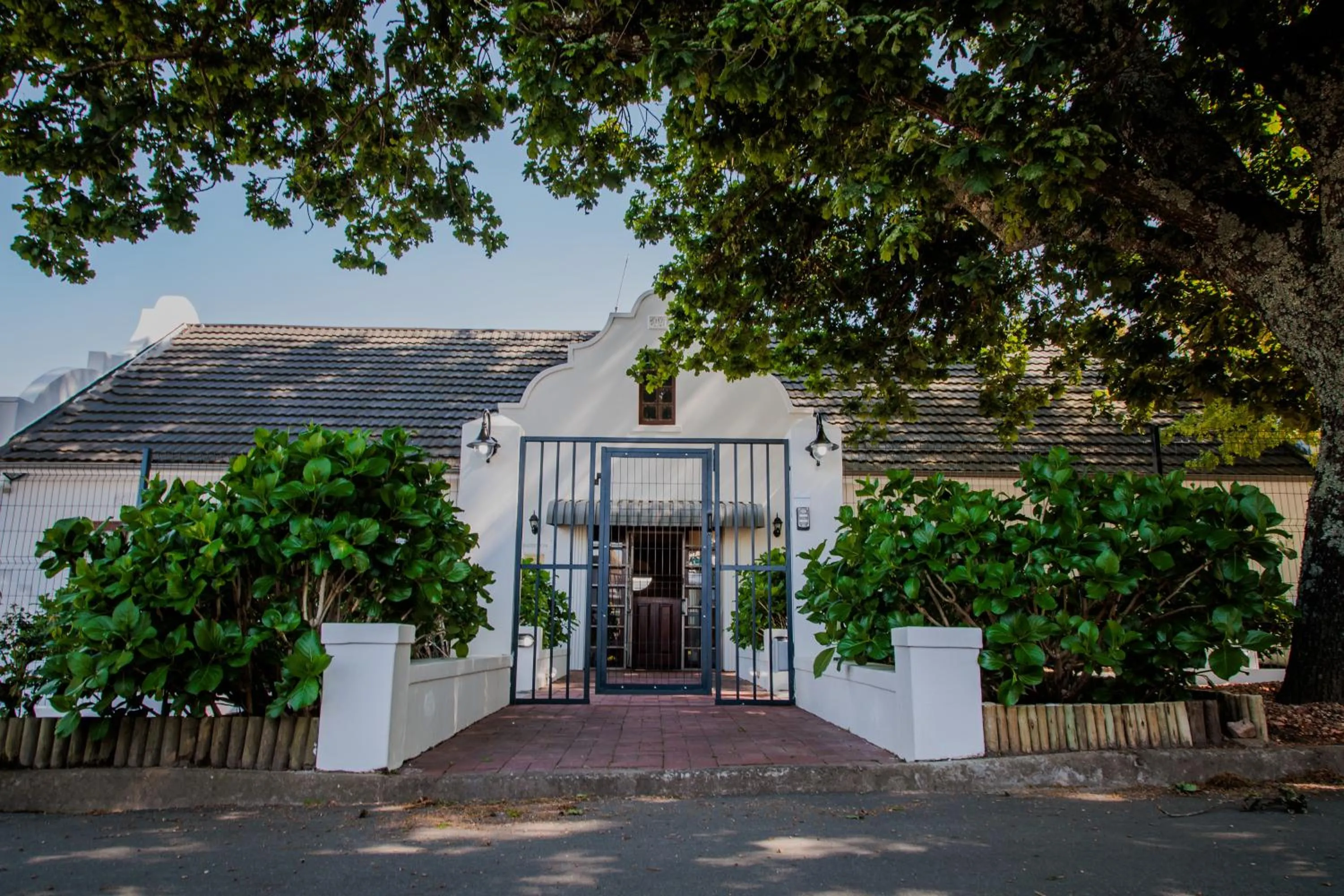 Facade/entrance in Aan de Oever Guesthouse