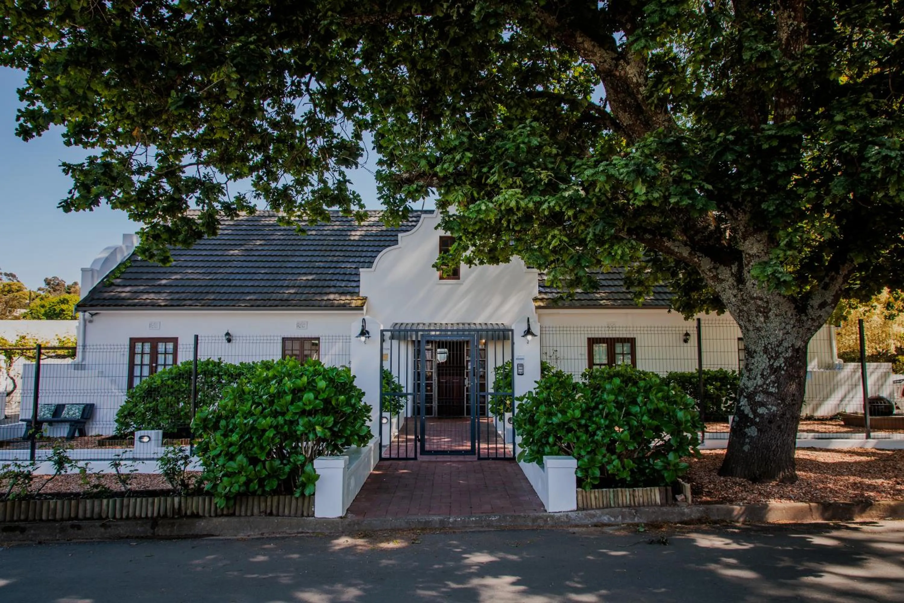 Facade/entrance in Aan de Oever Guesthouse