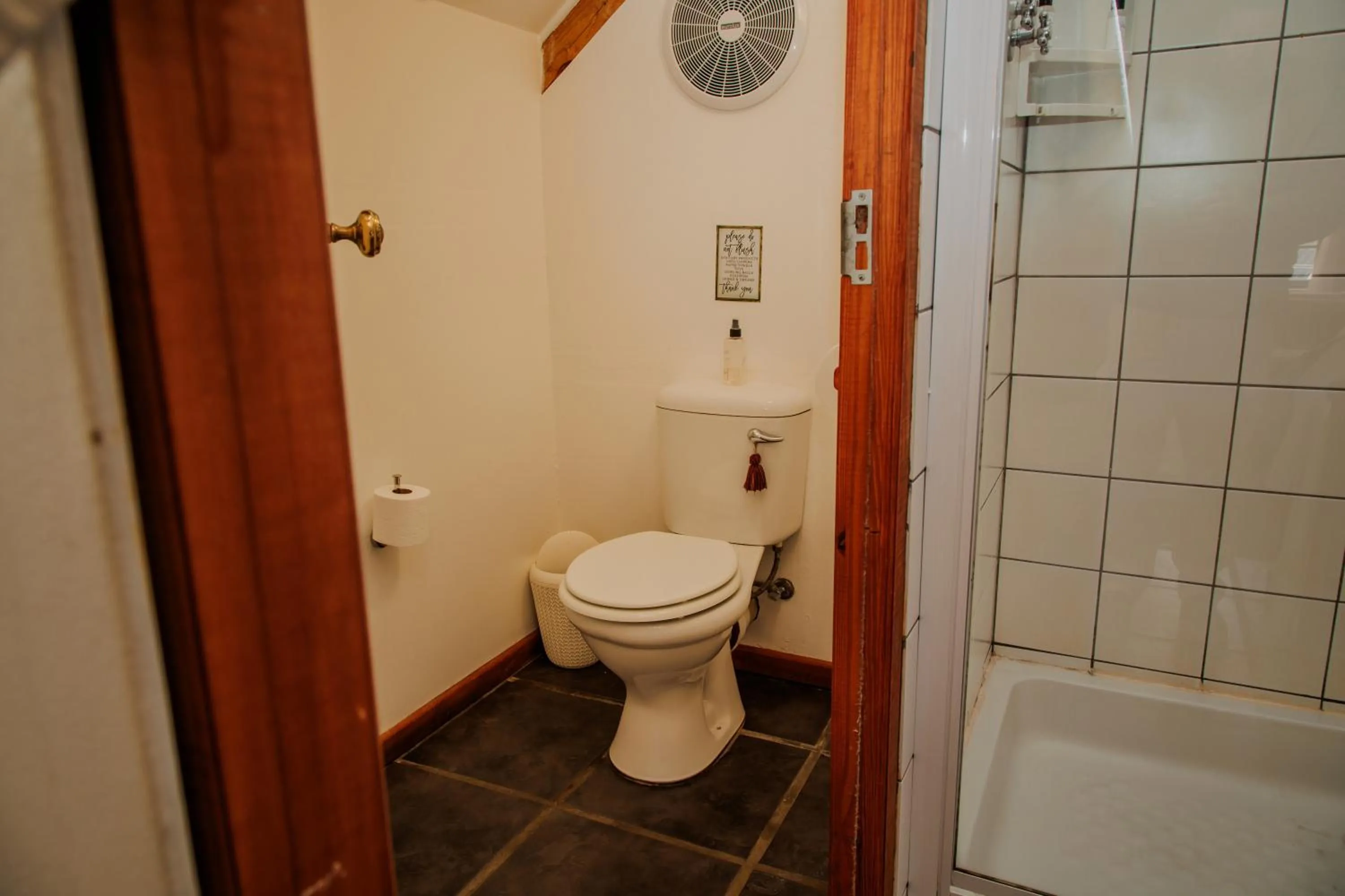 Toilet in Aan de Oever Guesthouse
