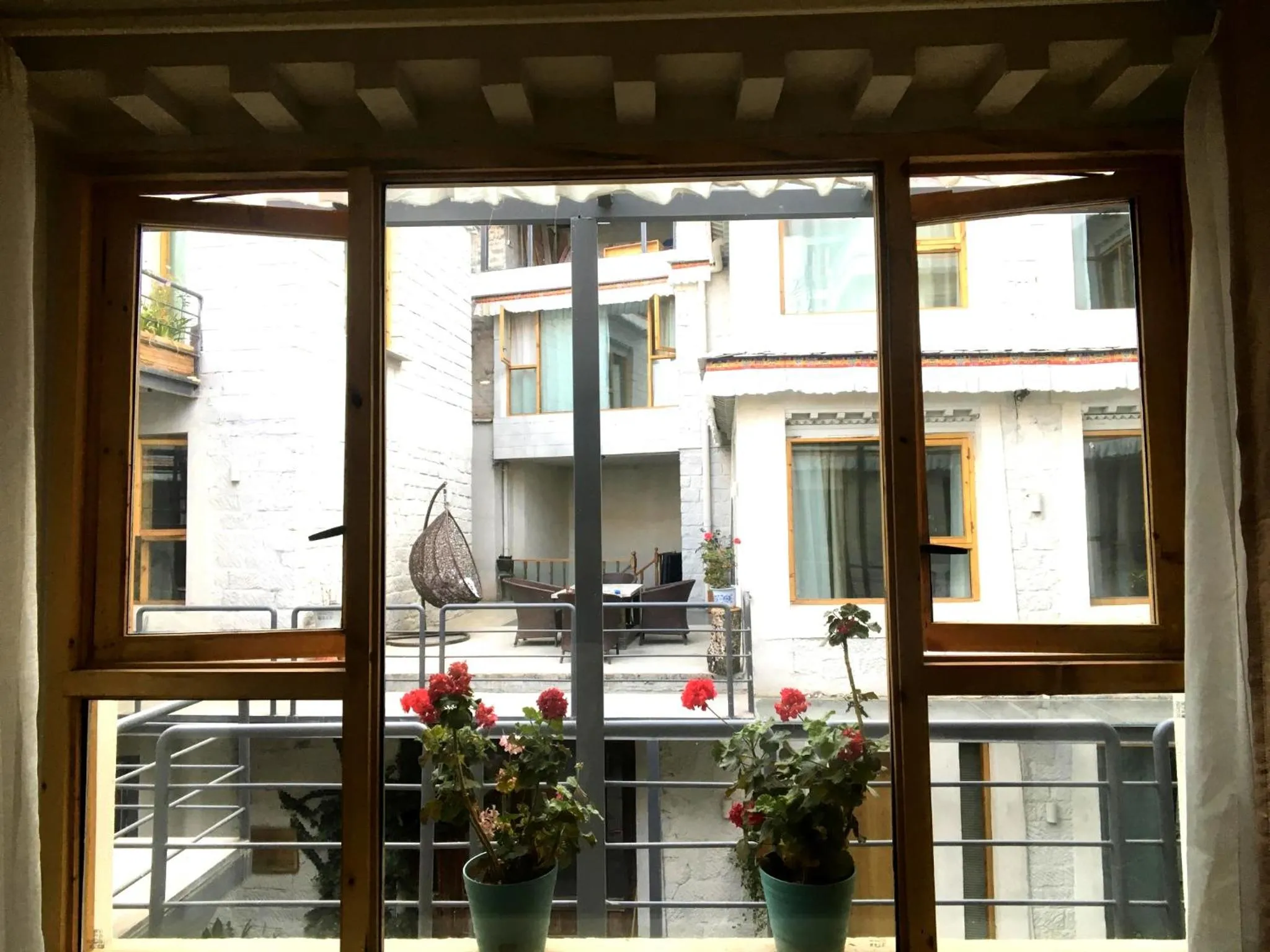 Inner courtyard view in Fengma Feiyang Hostel