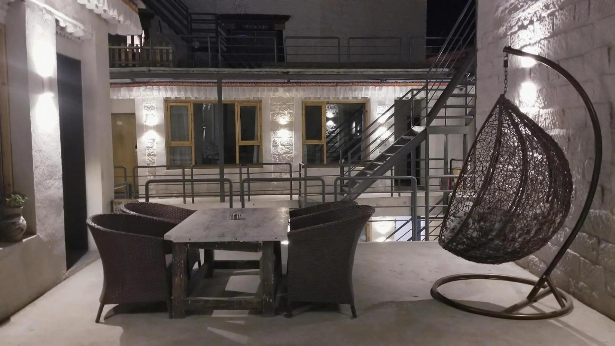 Inner courtyard view in Fengma Feiyang Hostel